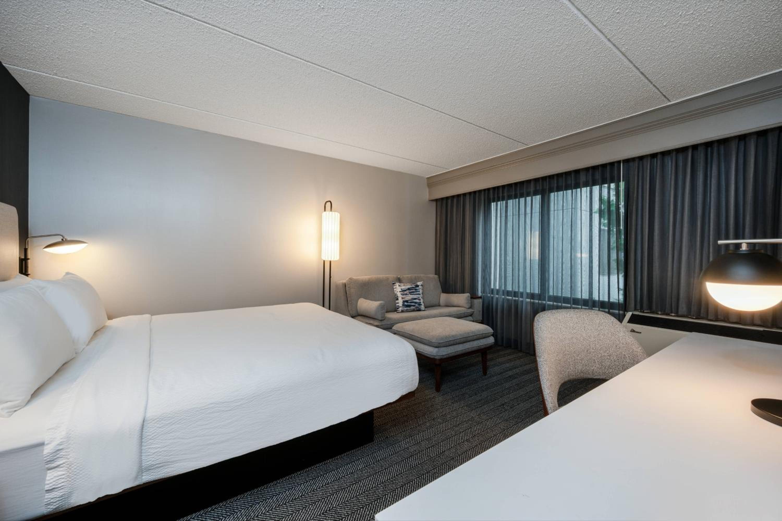 King Room with Sofa Bed - Photo 9