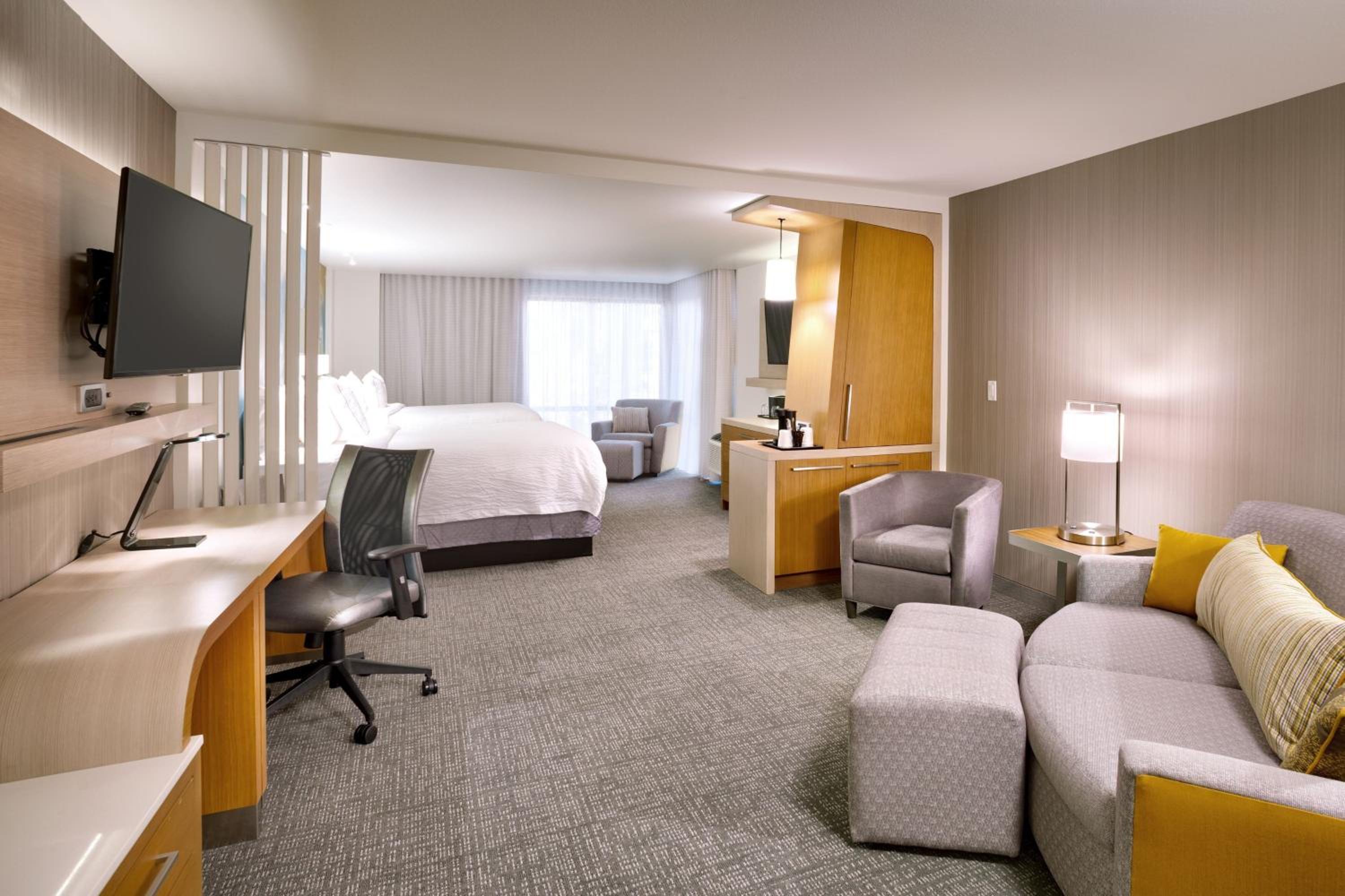 Queen Suite with Two Queen Beds, Transfer Shower, Bathtub and Sofa Bed - Mobility Access