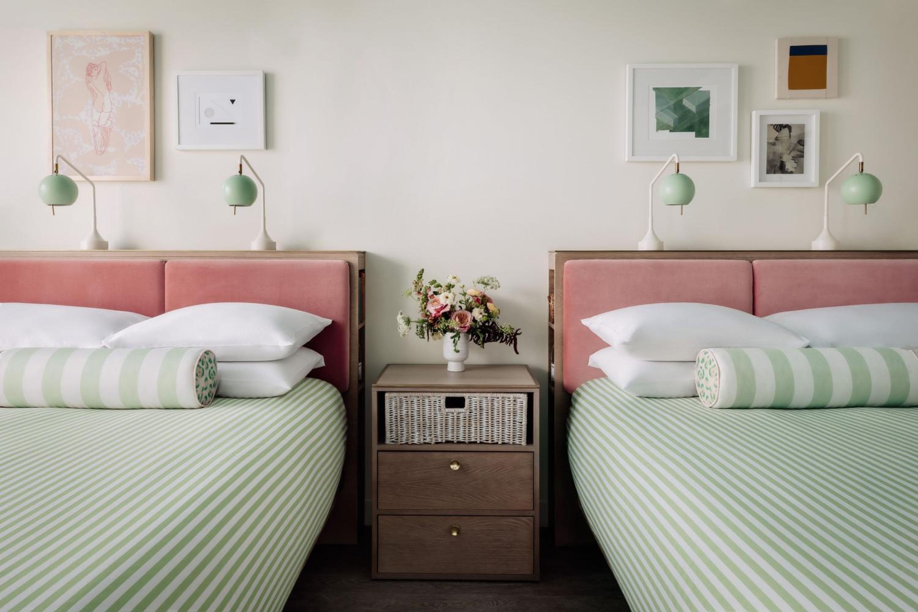 Standard Queen Room - Photo 7