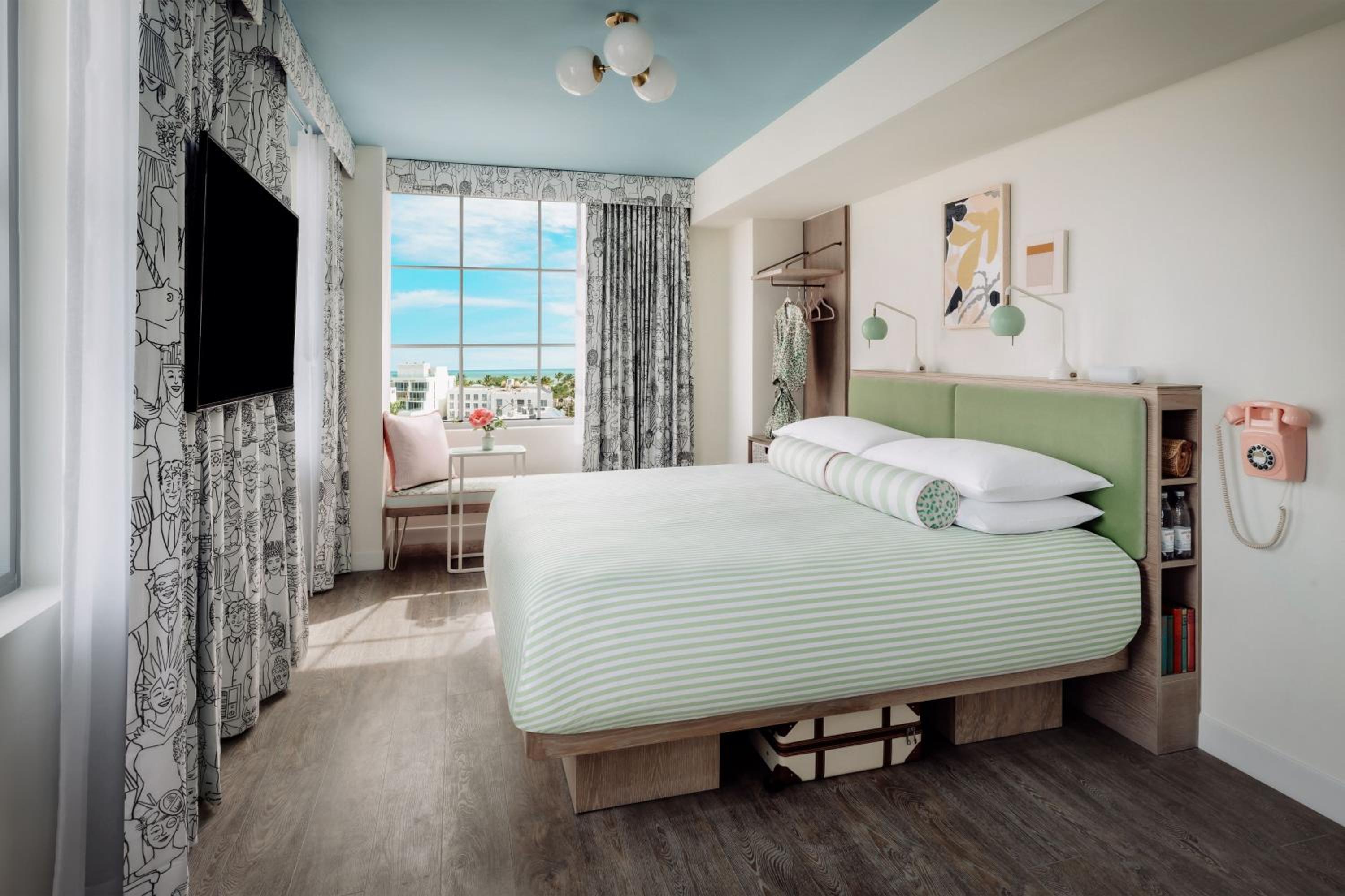 Standard King Room - Photo 20