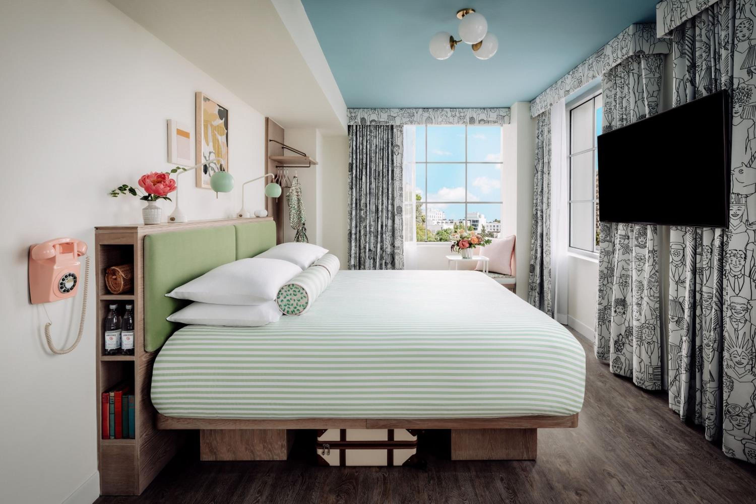Standard King Room - Photo 16