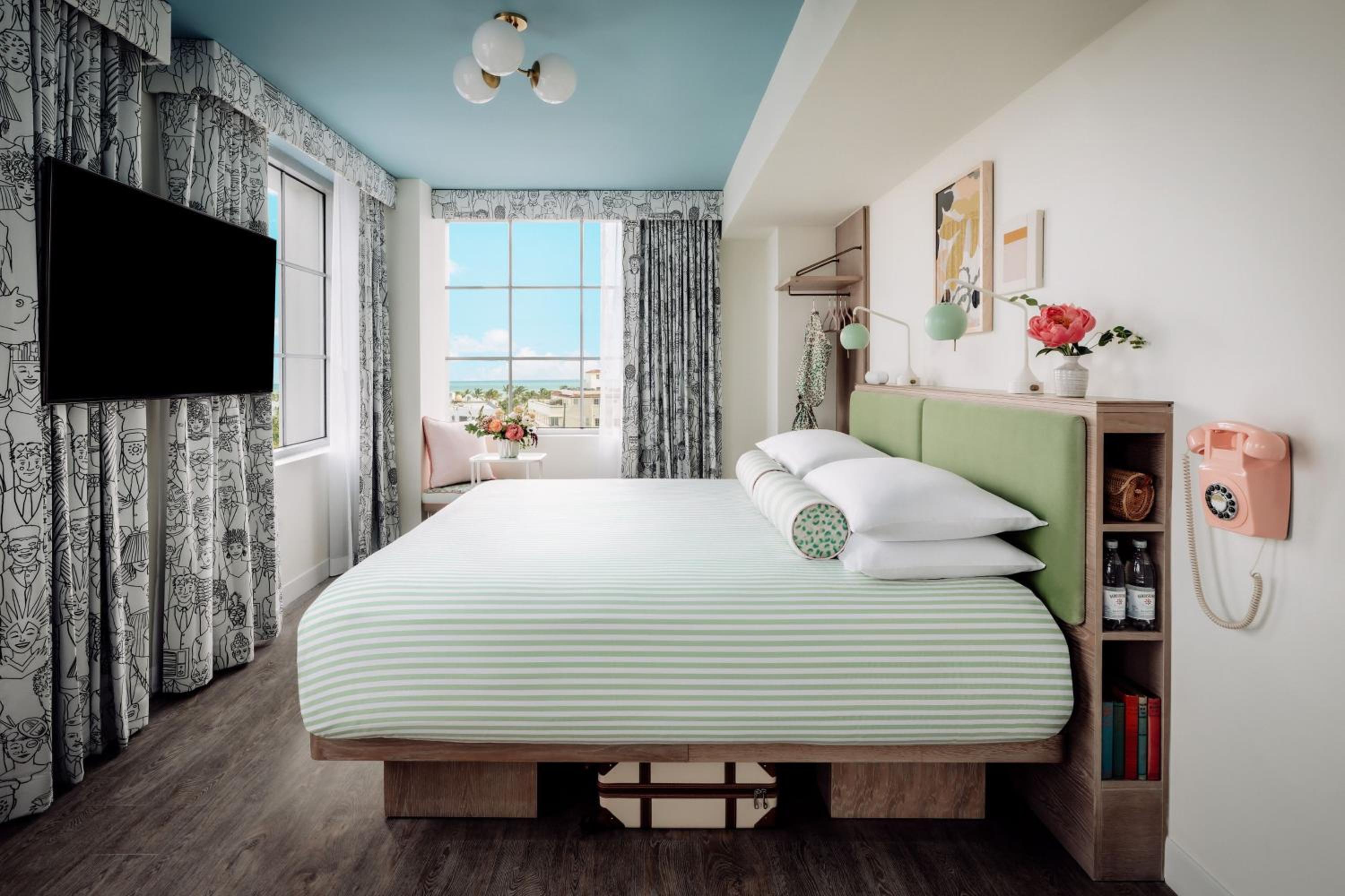 Standard King Room - Photo 21