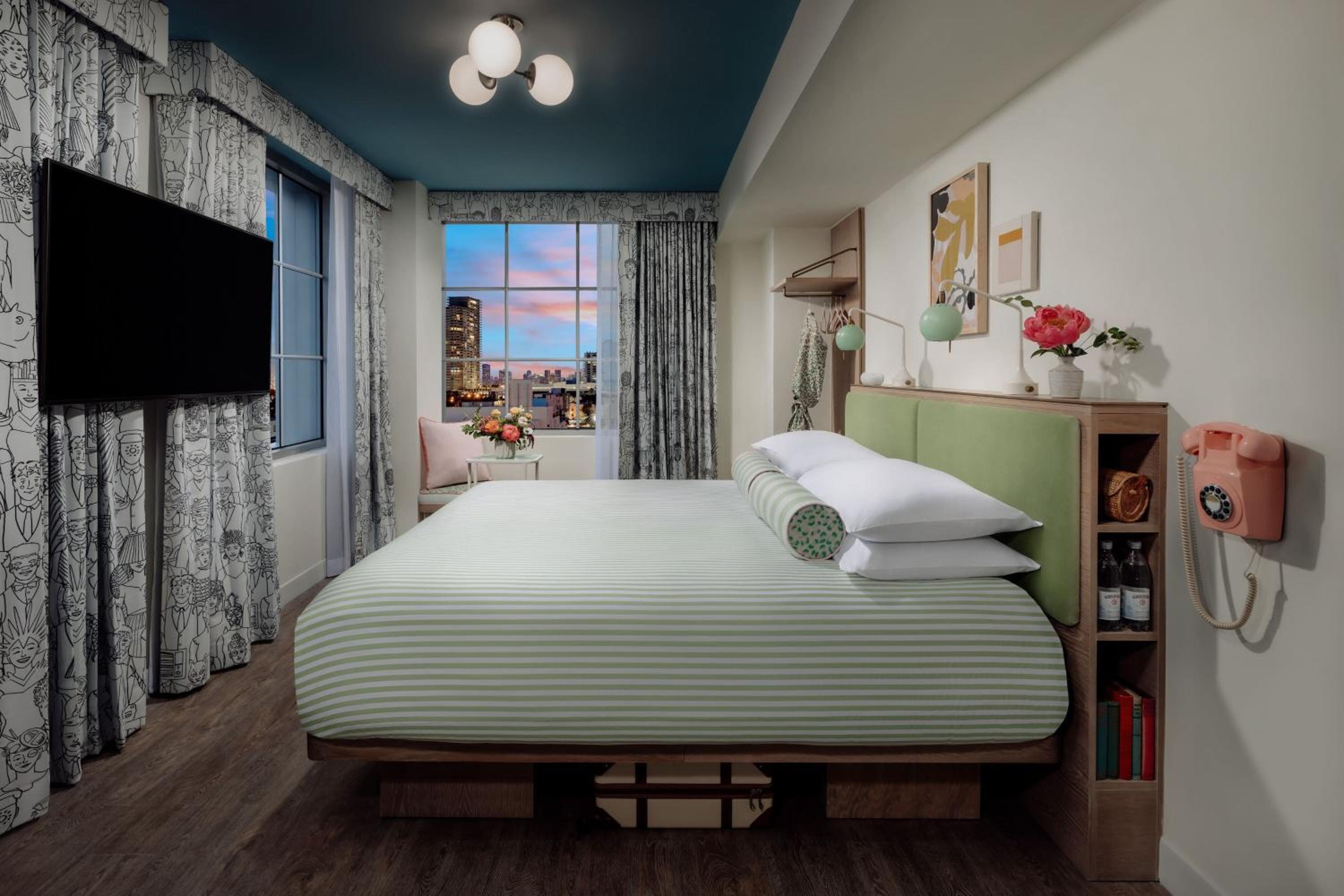 Standard King Room - Photo 19