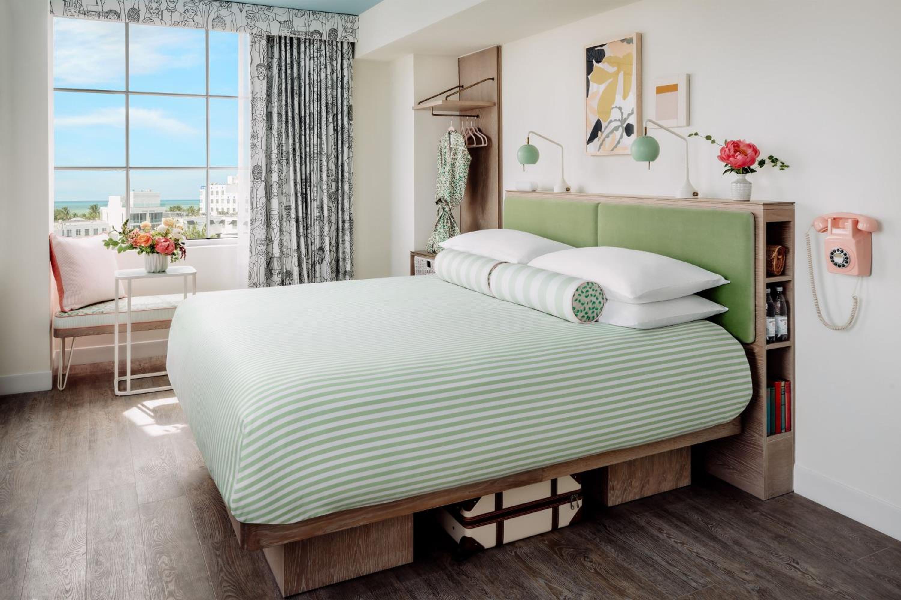 Standard King Room - Photo 14