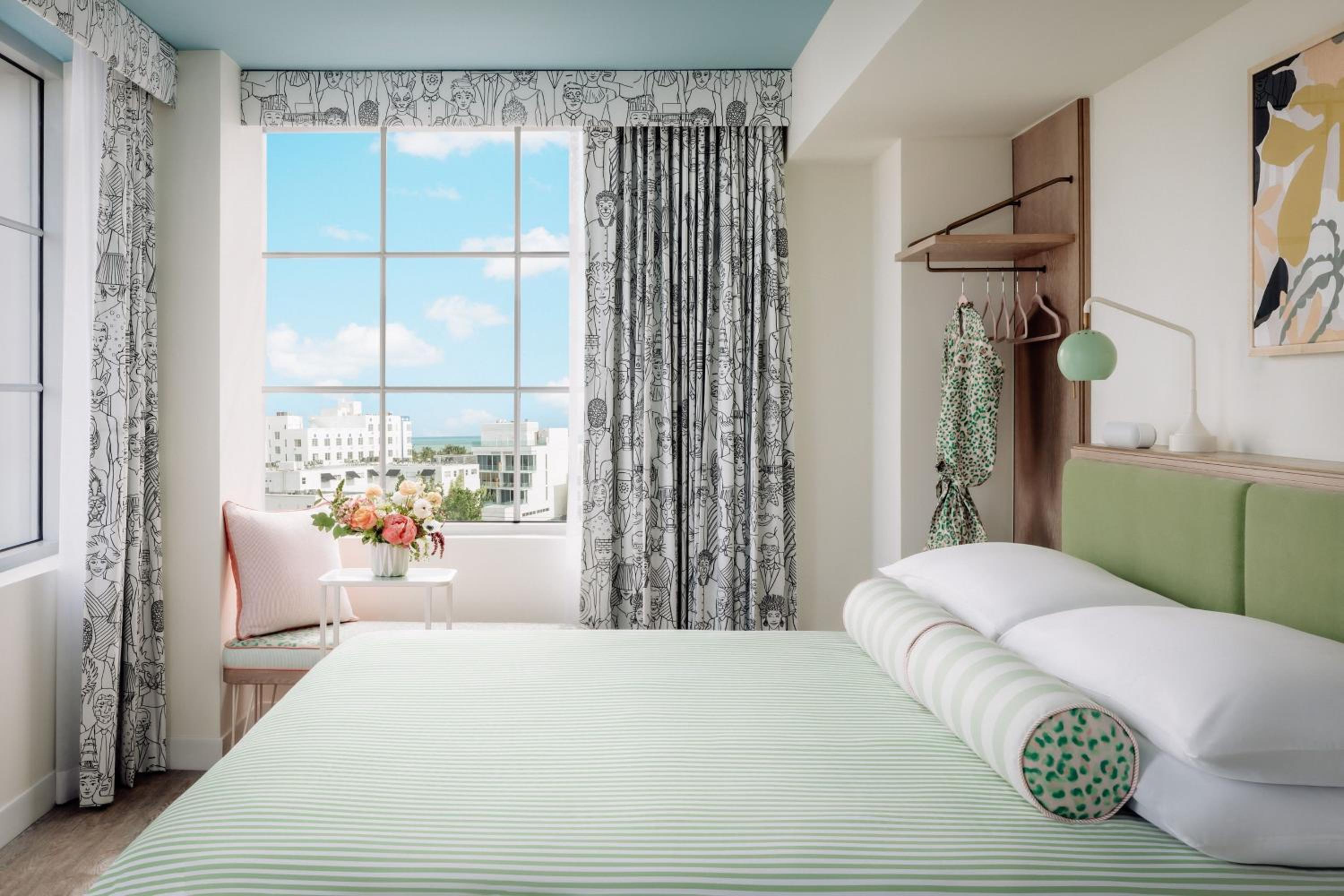 Standard King Room - Photo 17