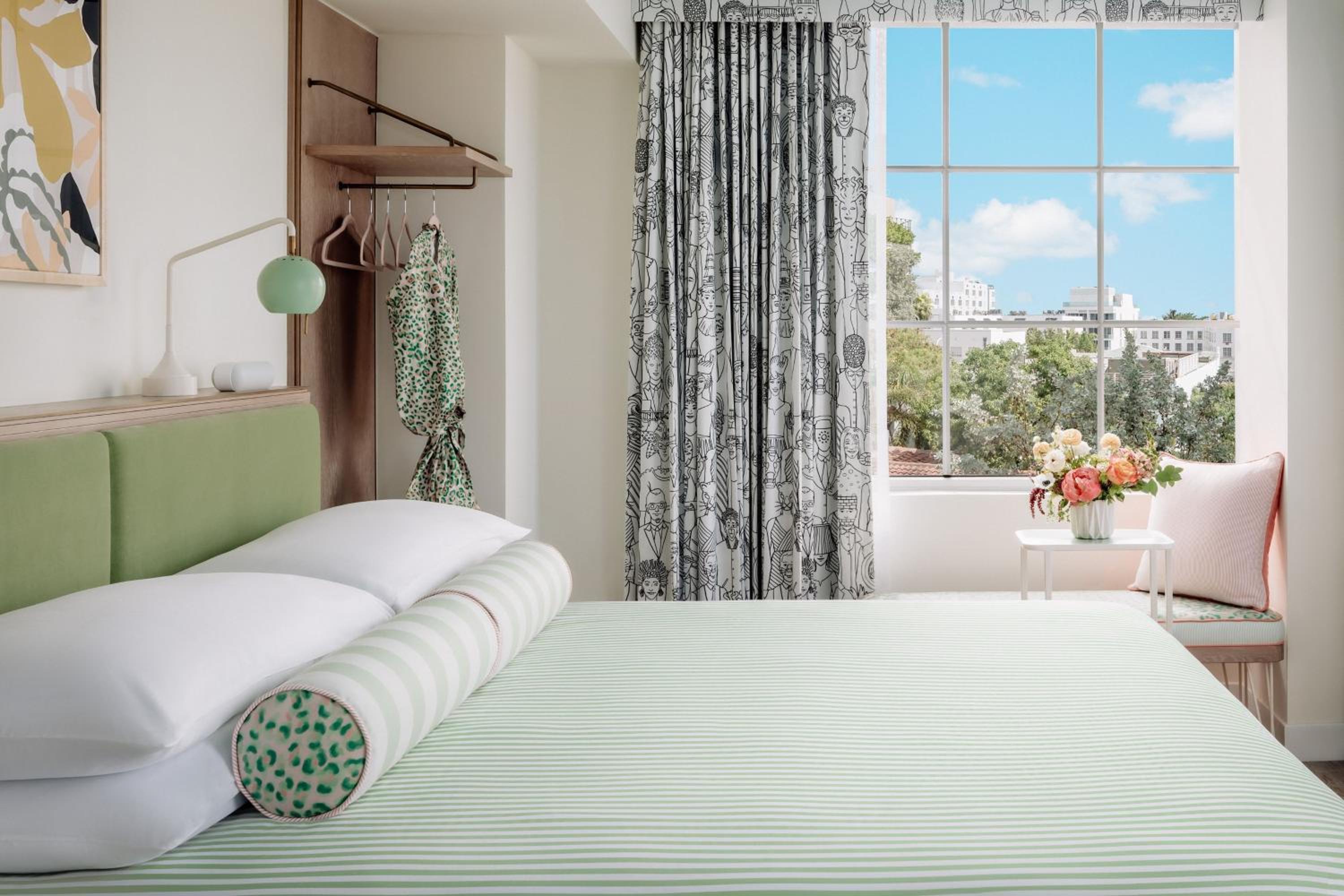 Standard King Room - Photo 18