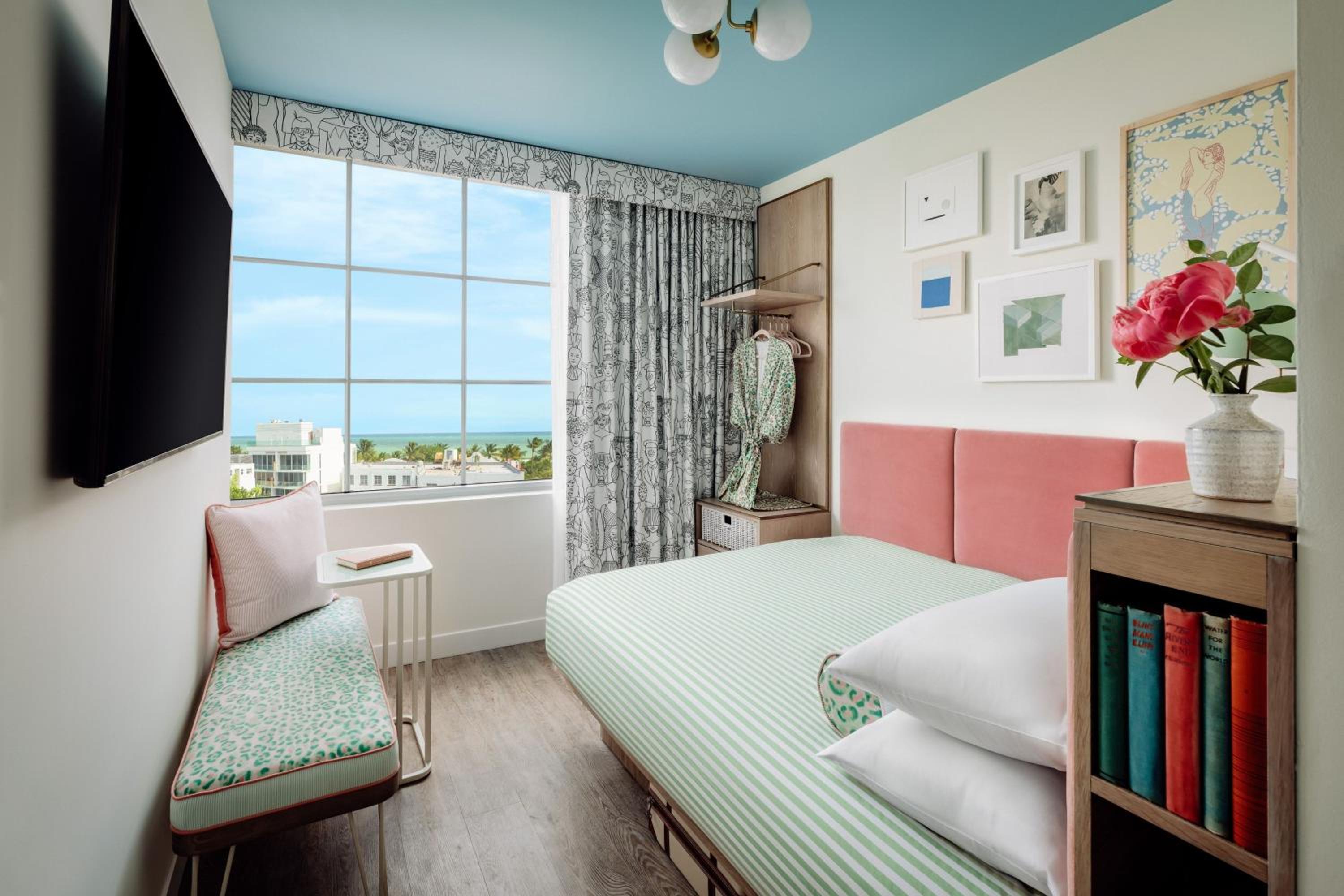 Standard Queen Room with Ocean View - Photo 10