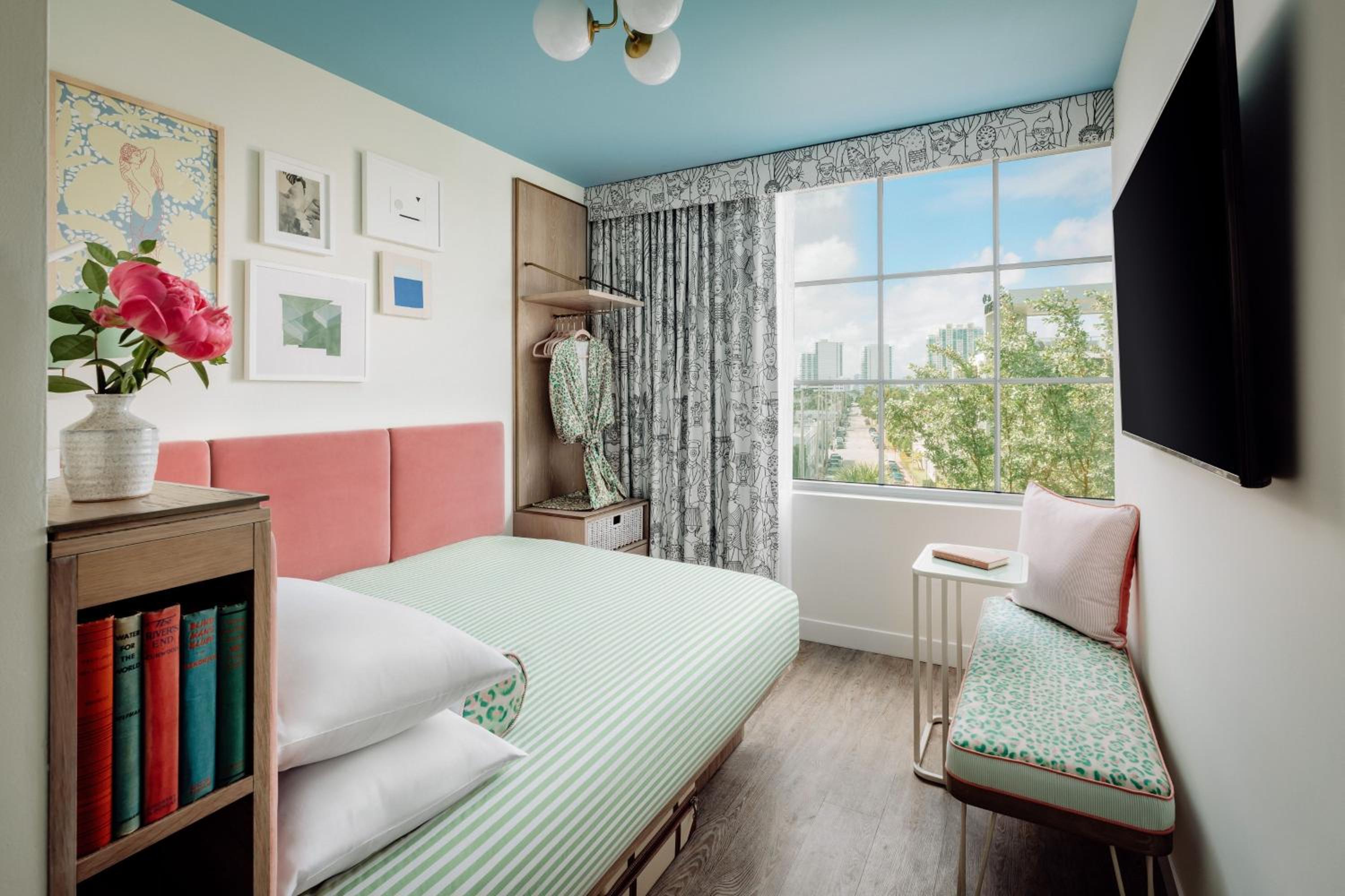 Standard Queen Room - Hearing Accessible