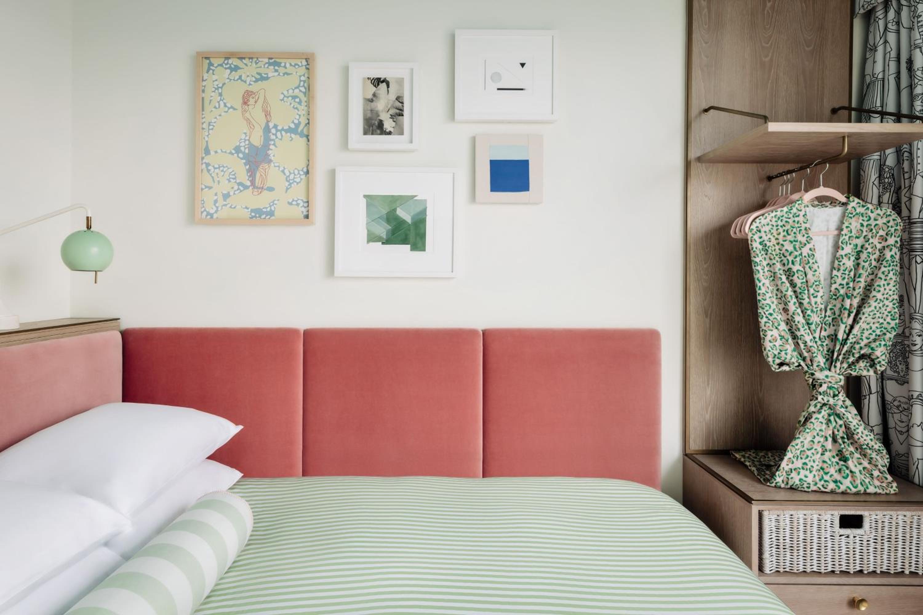 Standard Queen Room - Hearing Accessible