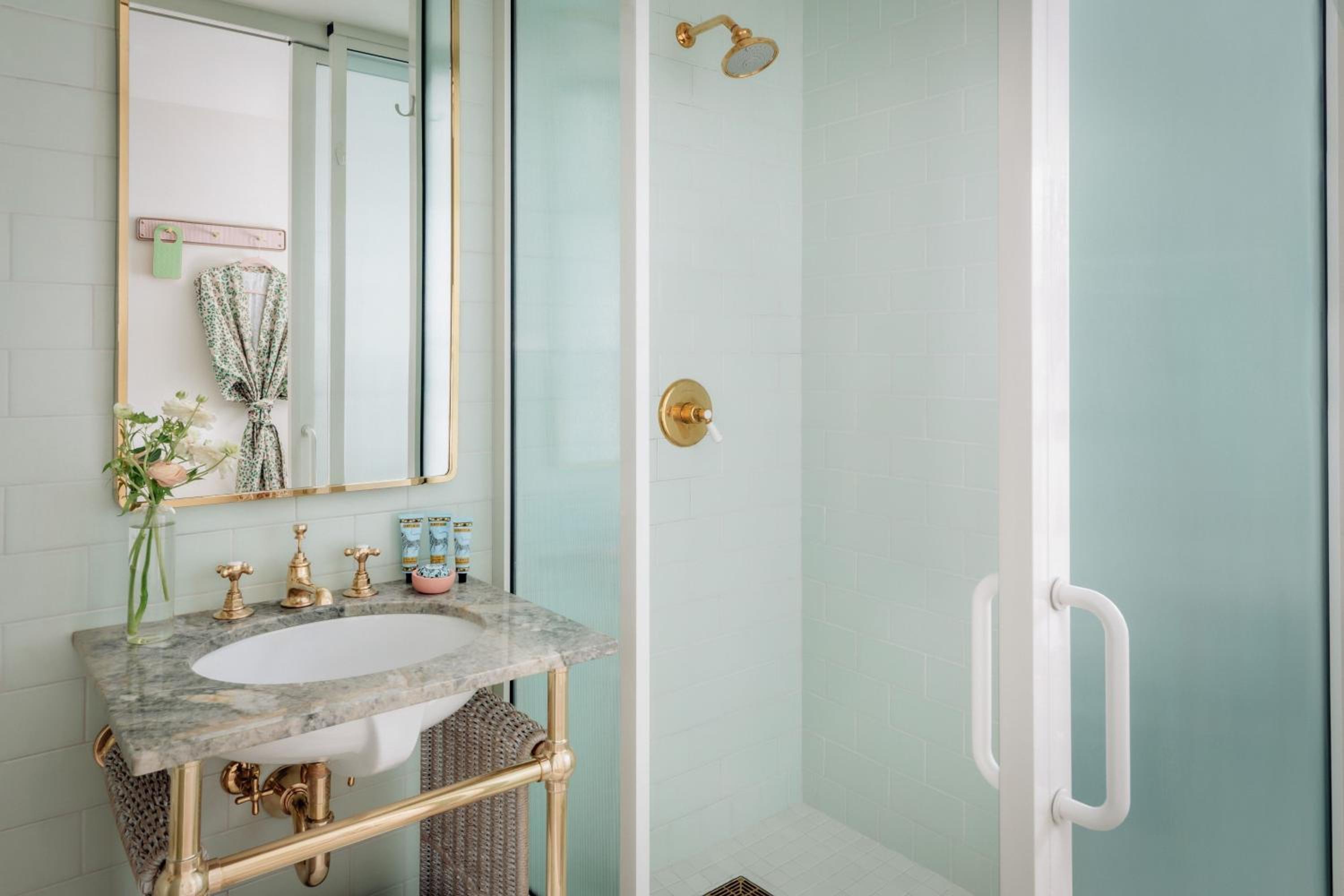 Standard Queen Room - Hearing Accessible
