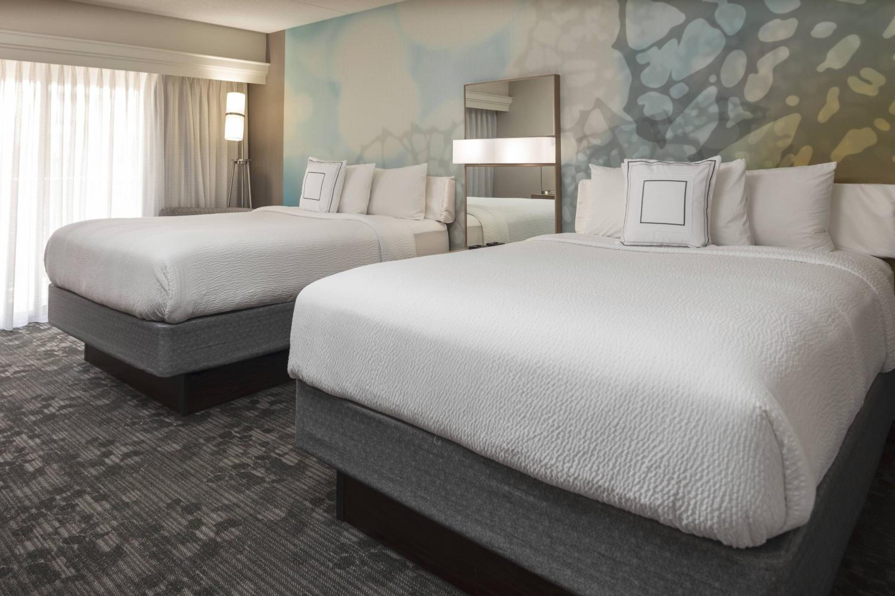 Queen Room with Two Queen Beds - Photo 4