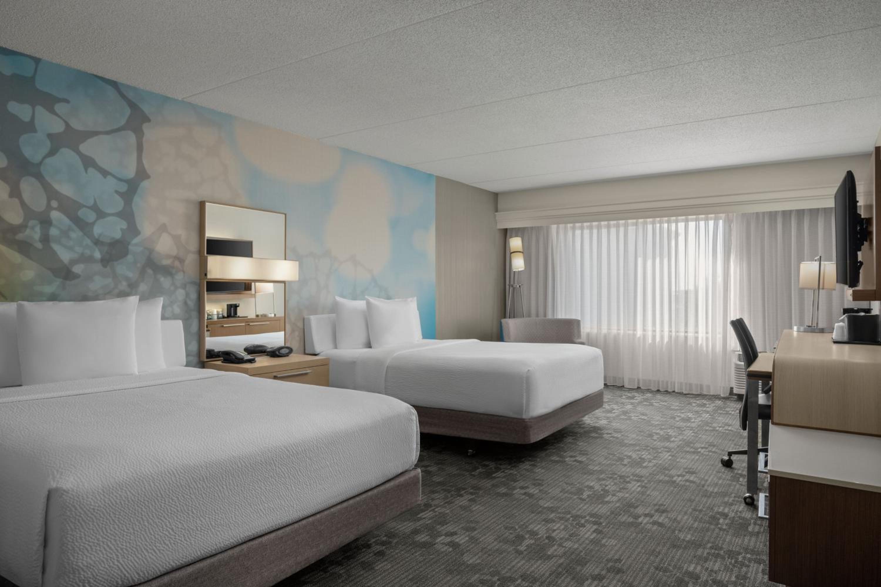 Queen Room with Two Queen Beds - Photo 5