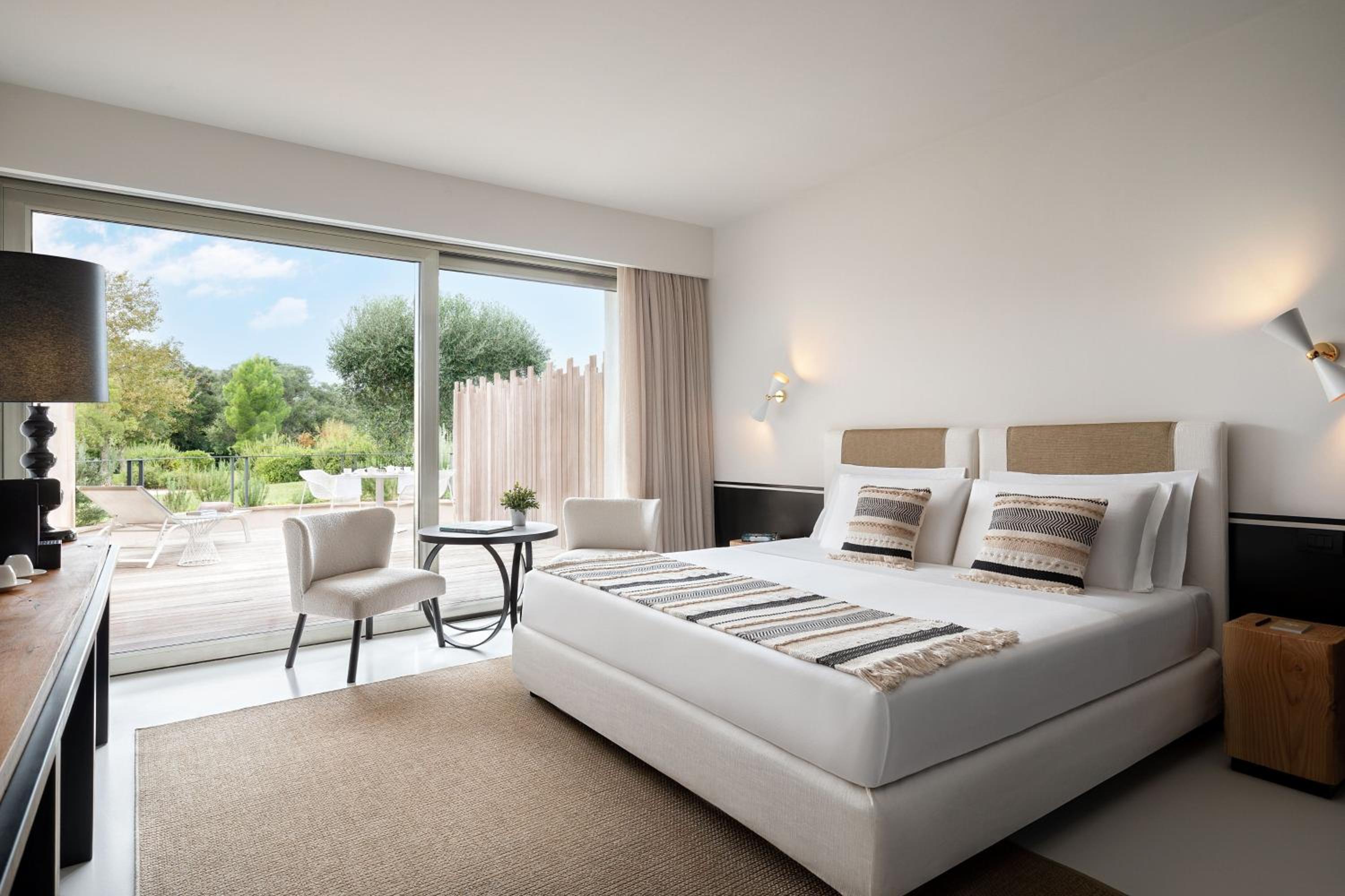 Superior King Room with Balcony and Courtyard View - Photo 1