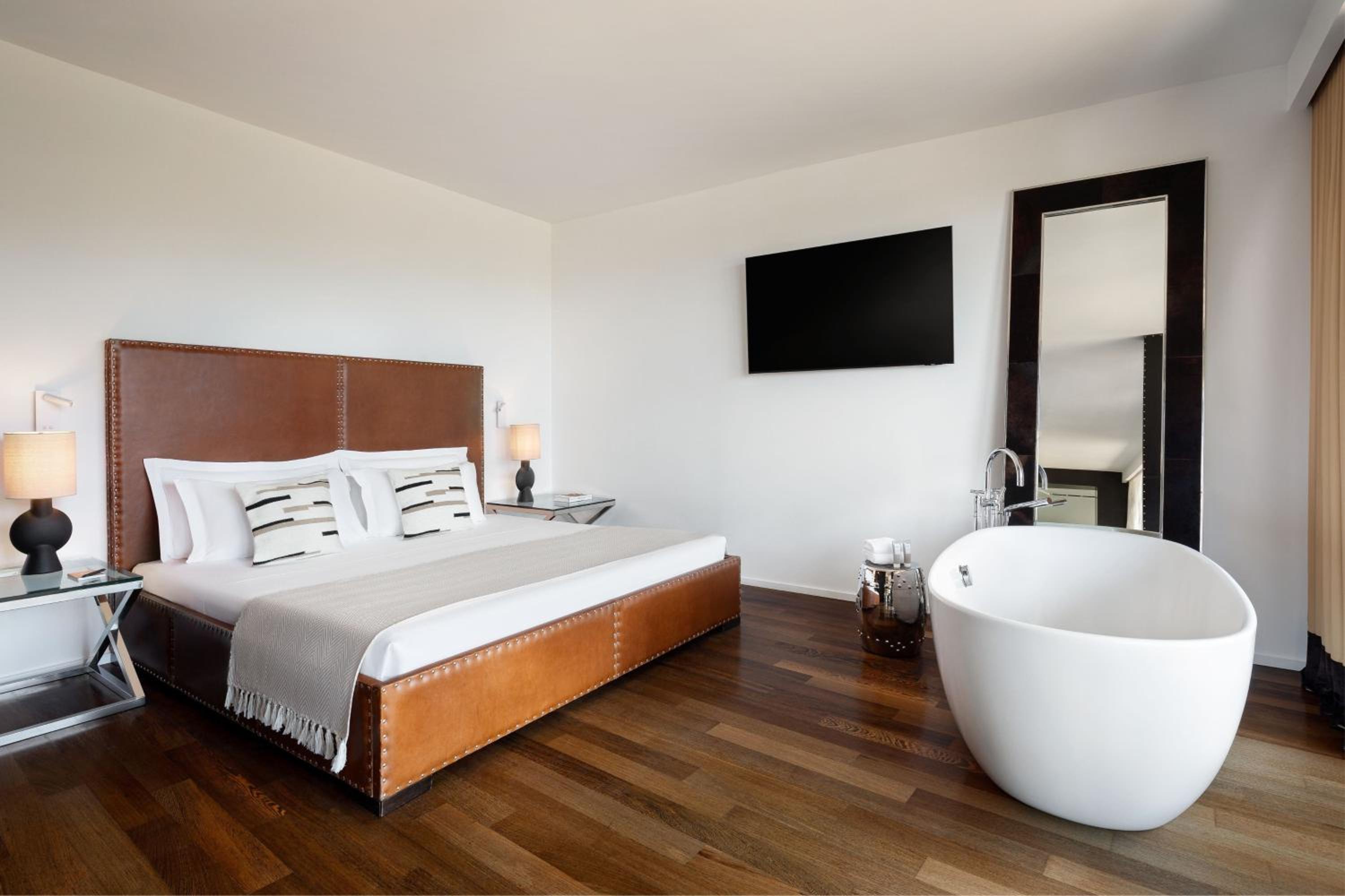 One-Bedroom Deluxe King Suite with Sofa Bed and Golf View - Photo 8