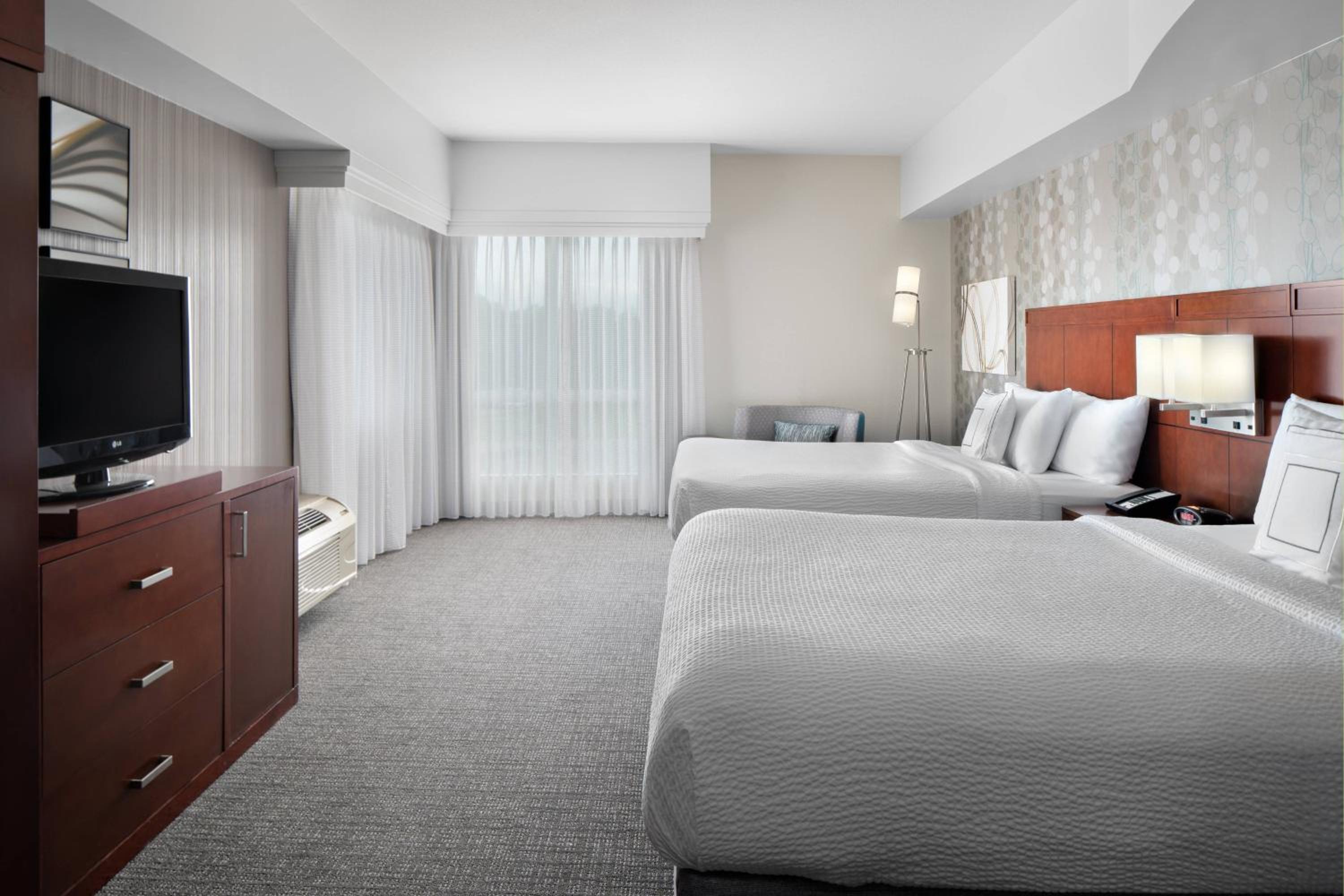One-Bedroom Suite with Two Queen Beds and Sofa Bed - Photo 4