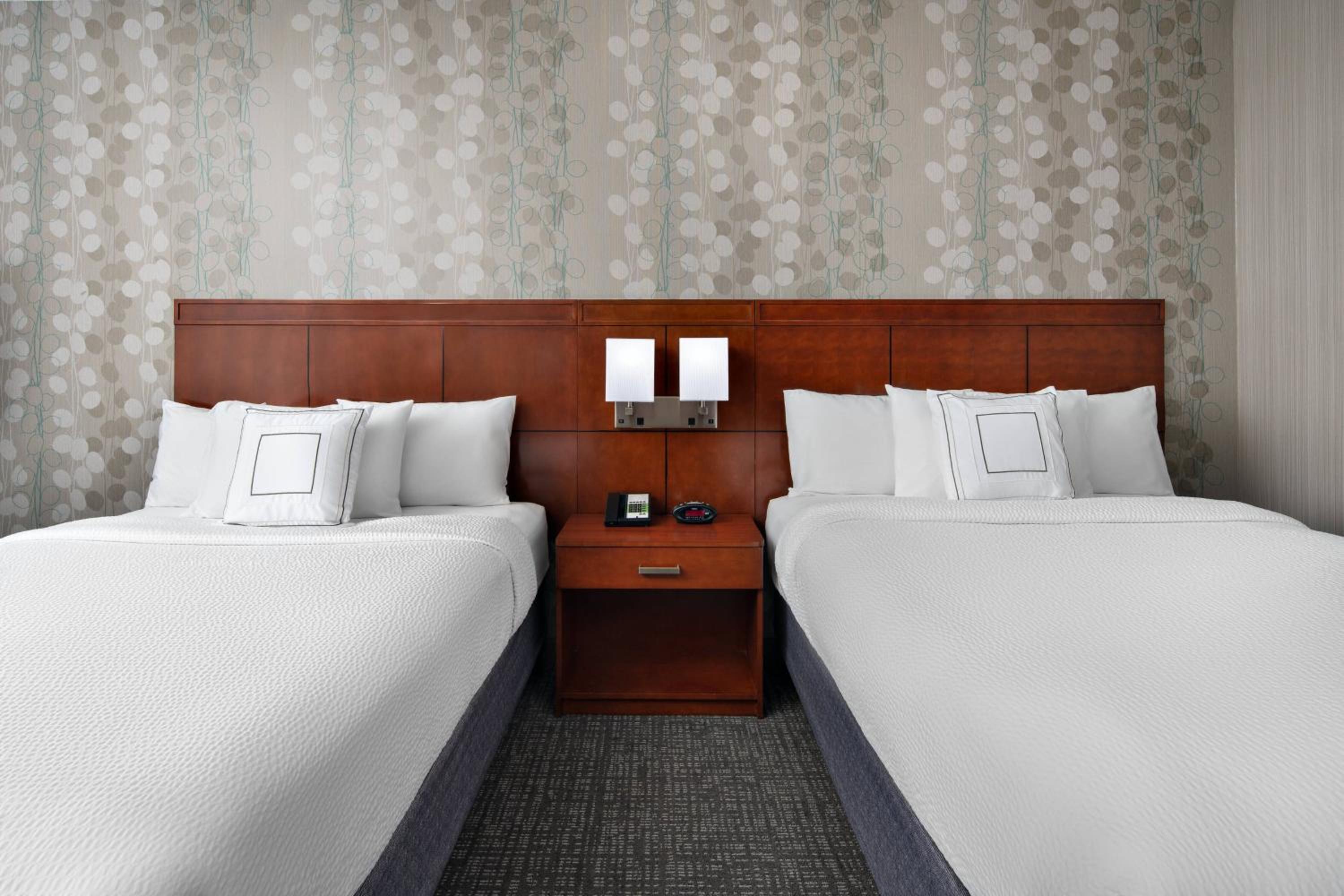 Queen Room with Two Queen Beds - Photo 3