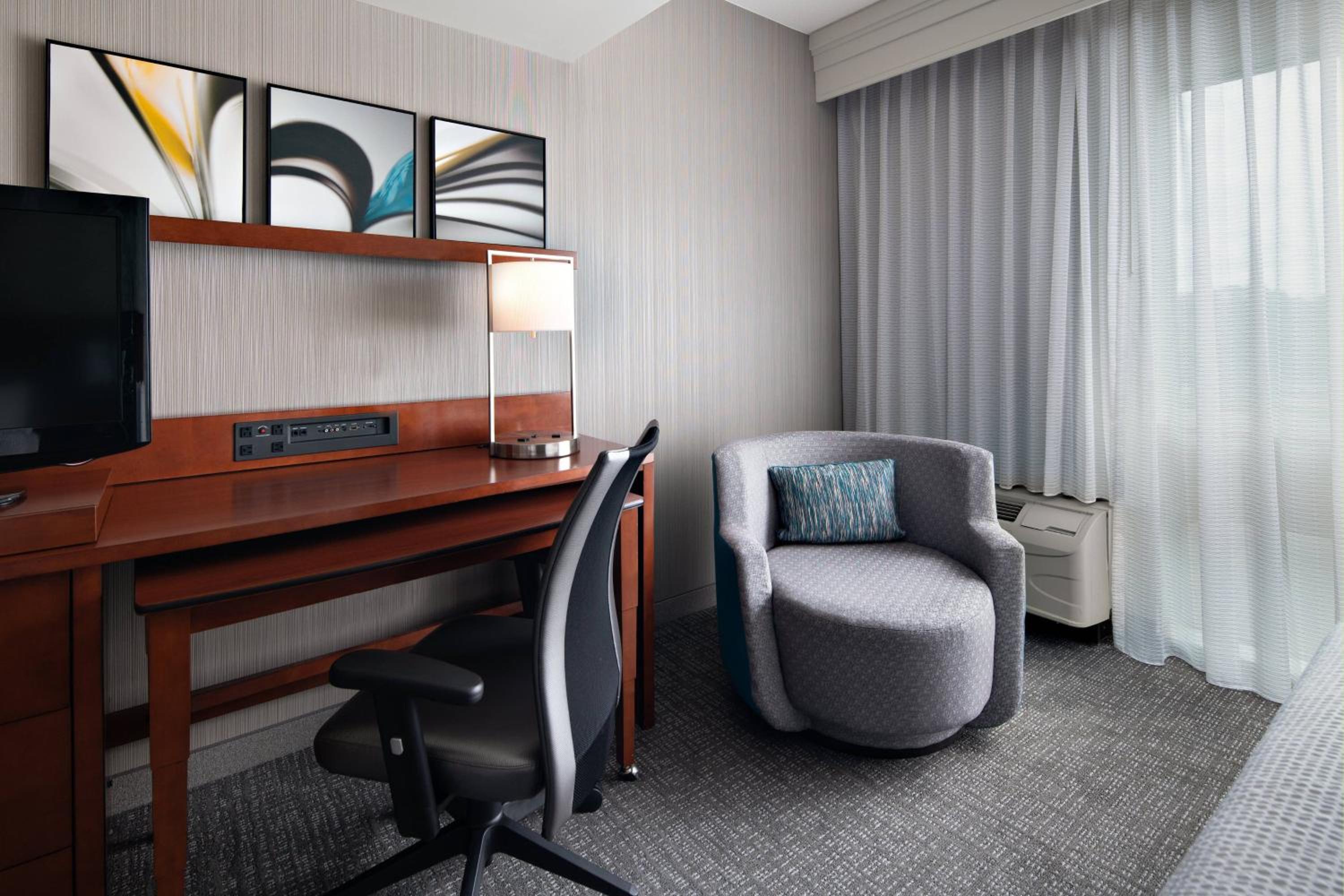 Queen Room with Two Queen Beds - Photo 2