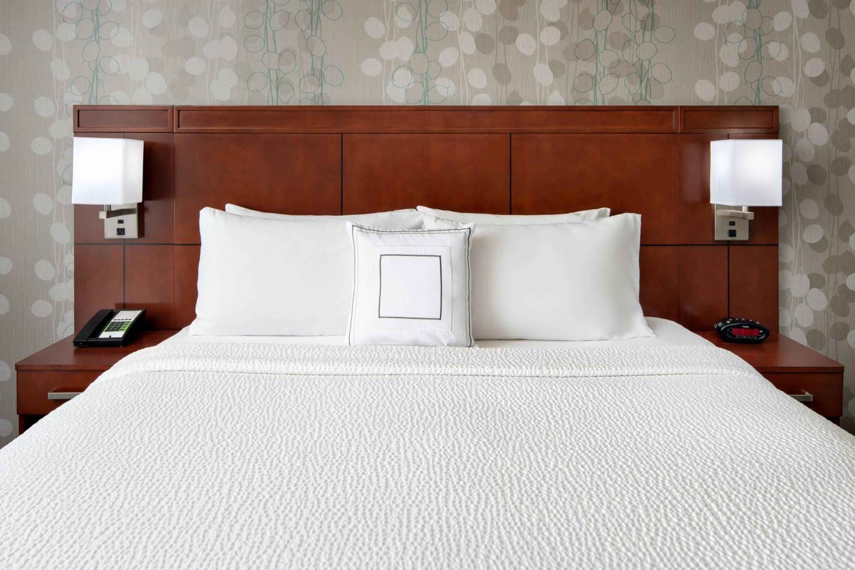 King Room with Sofa Bed - Photo 4
