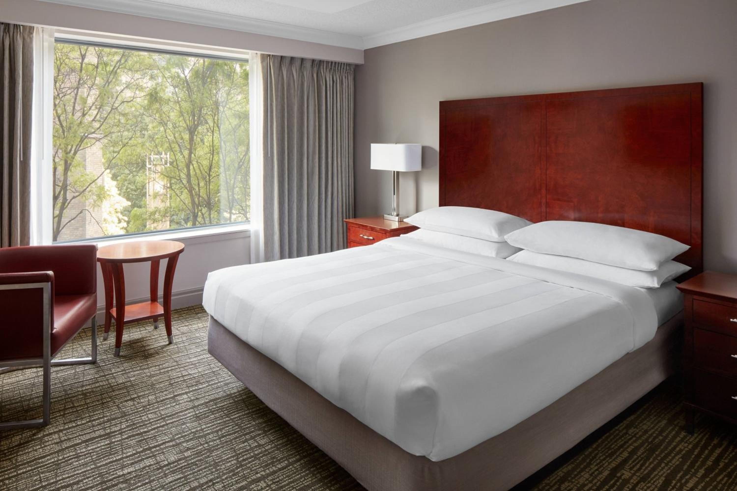 1 Bedroom Suite, 1 King, Sofa bed, Trinity Square view thumbnail 6