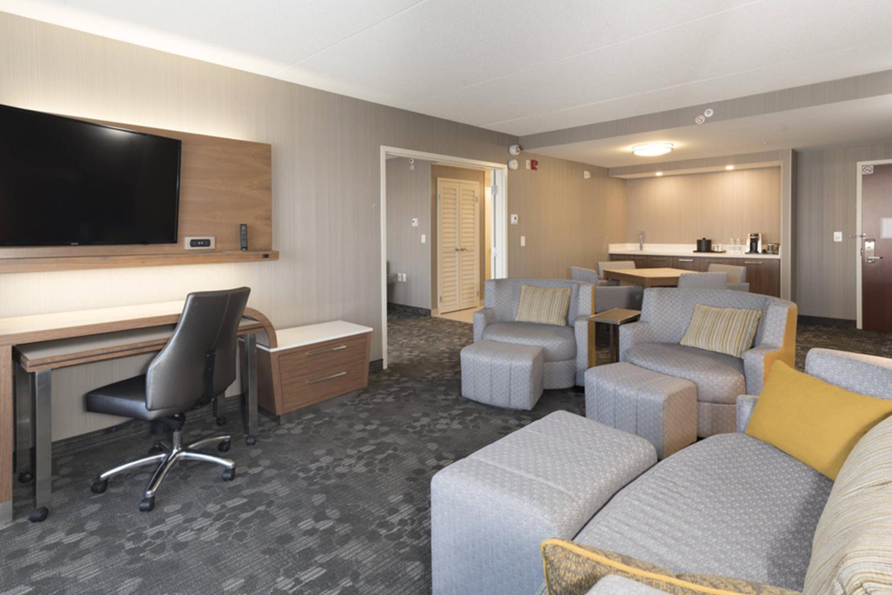 King Suite with Dining Area and Sofa Bed - Photo 2
