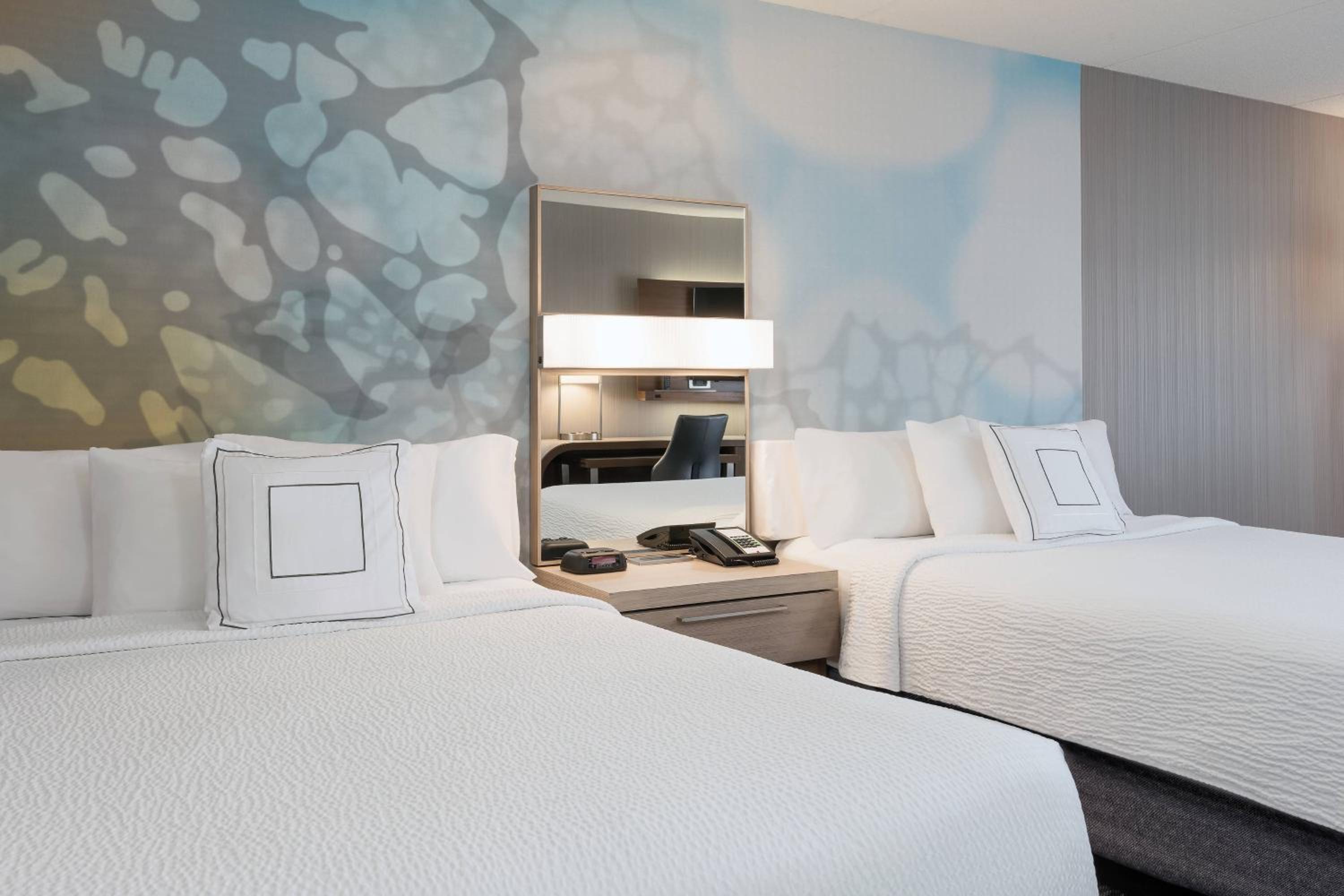 Queen Room with Two Queen Beds - Photo 4