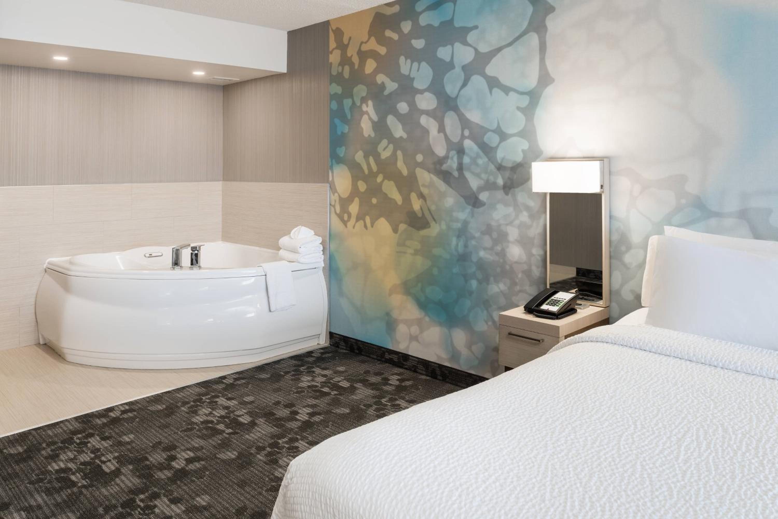 King Room with Specialty Bathtub - Photo 2