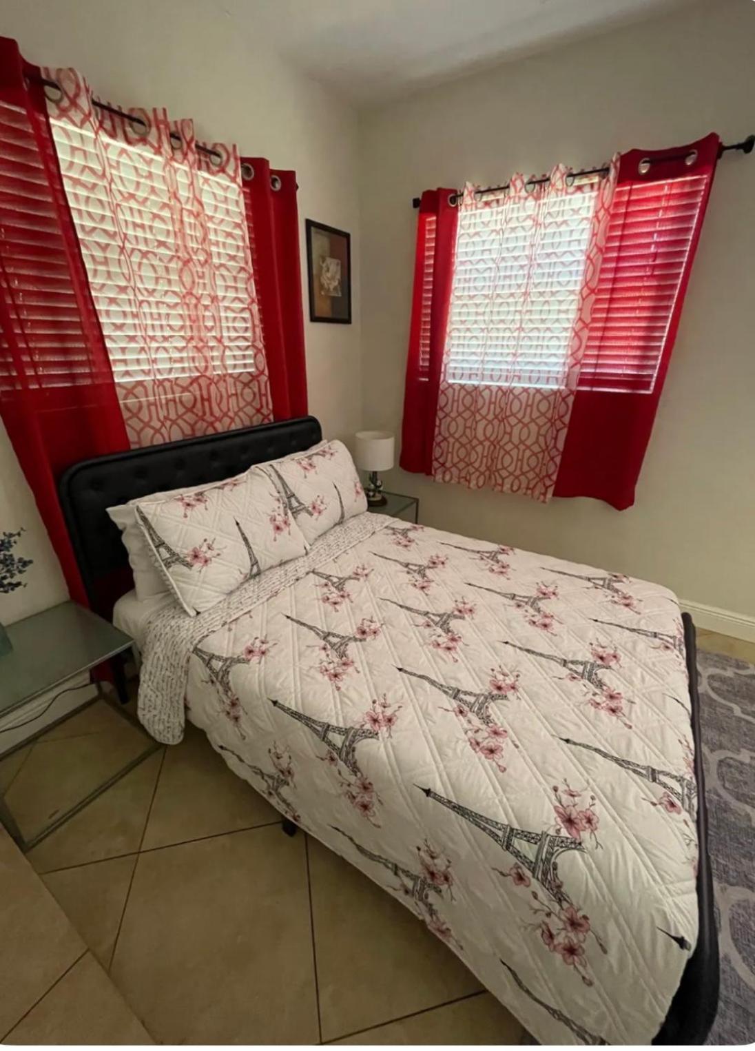 Double Room with Shared Bathroom photo 1