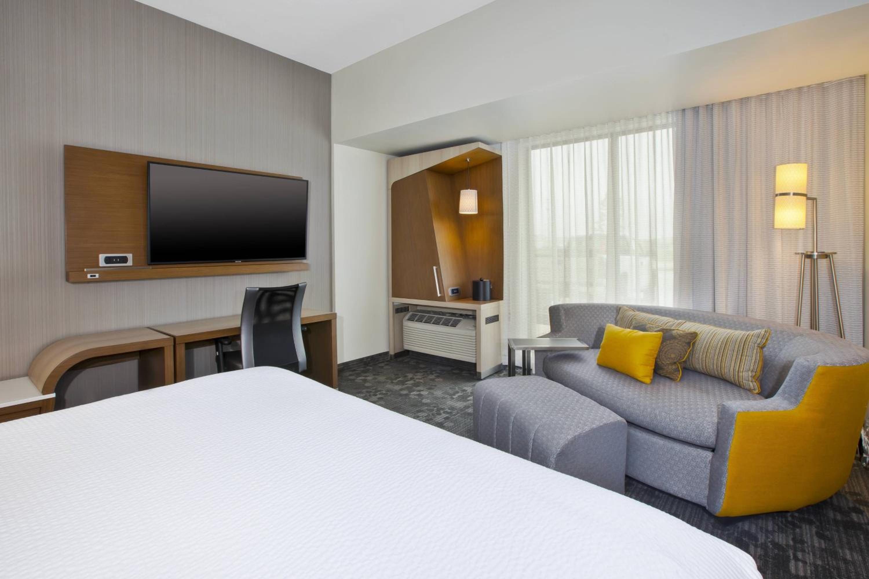King Room with Sofa Bed and Adapted Tub - Mobility Accessible - Photo 5
