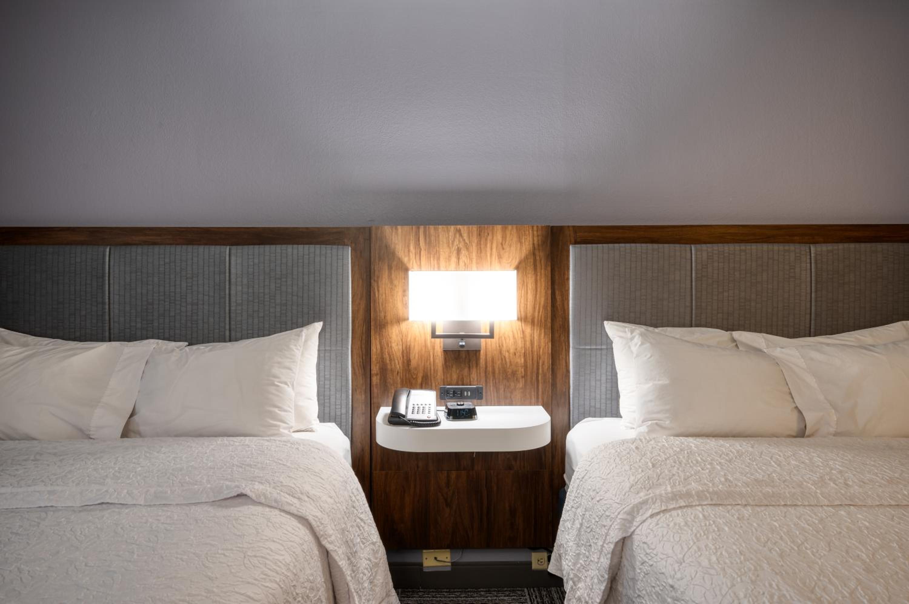Room with Two Queen Beds - Non-Smoking - Photo 8