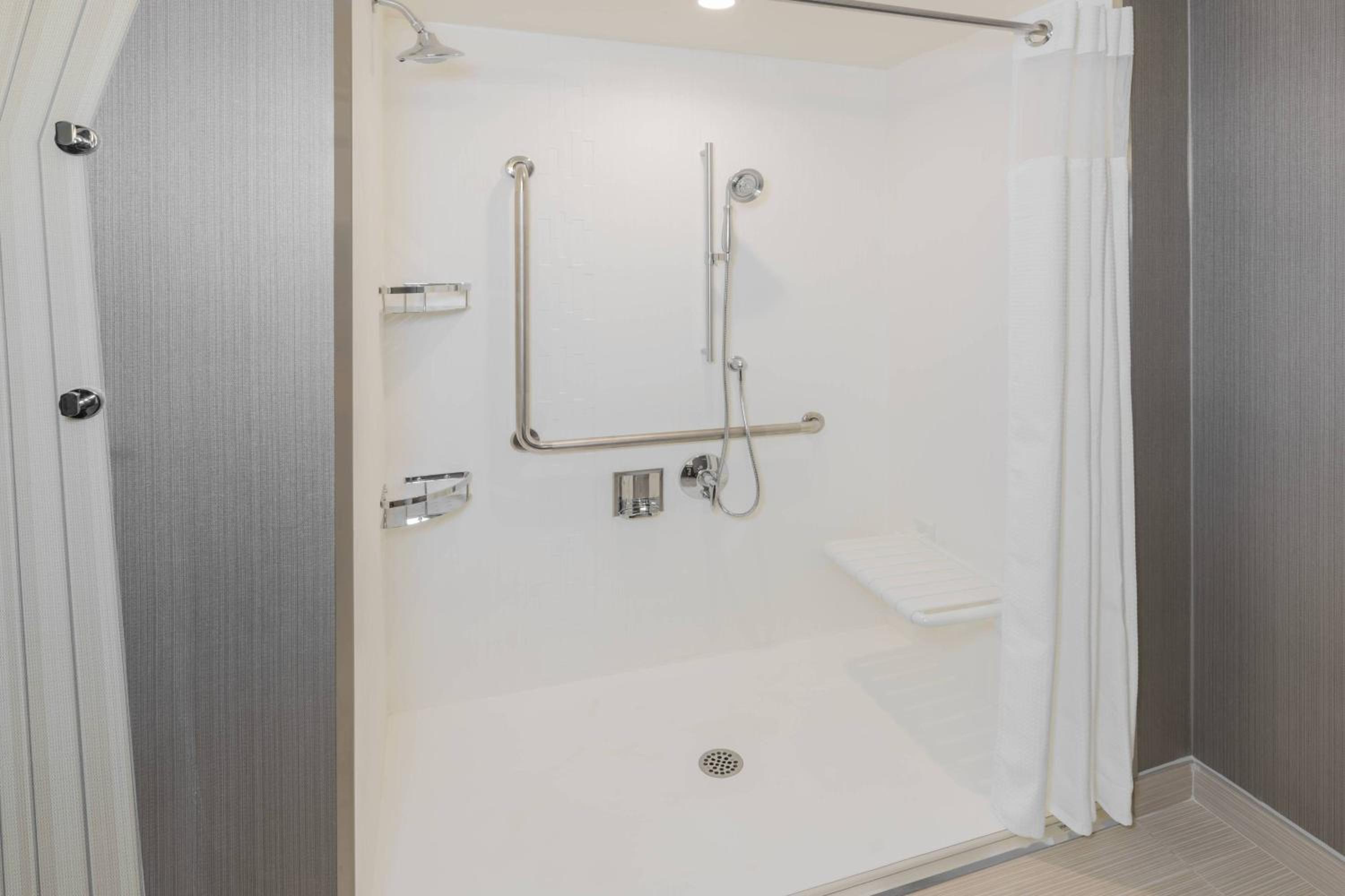 King Room with Bathtub - Mobility Access/Hearing Accessible photo 2