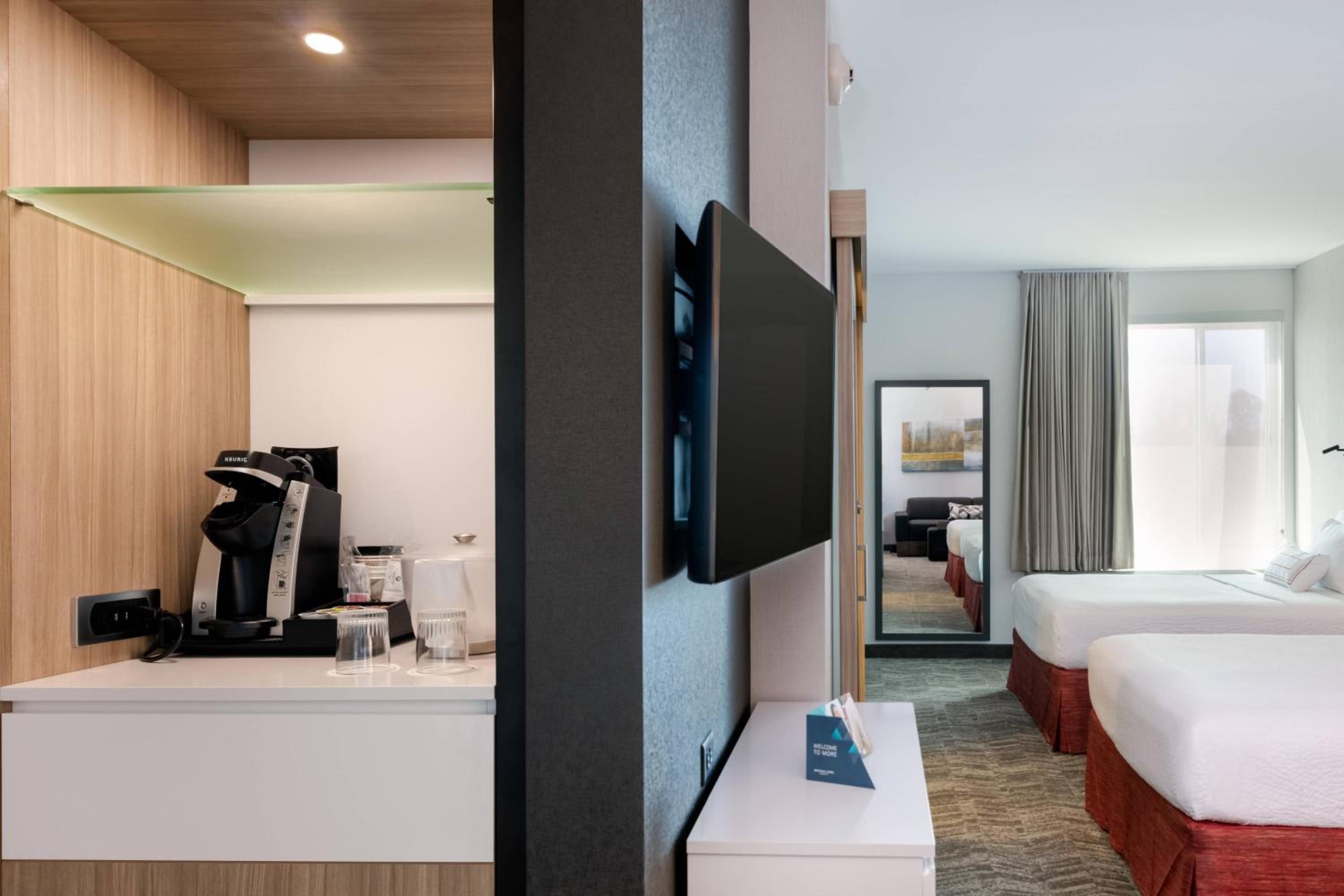 Suite with Two Queen Beds - Hearing Accessible photo 3