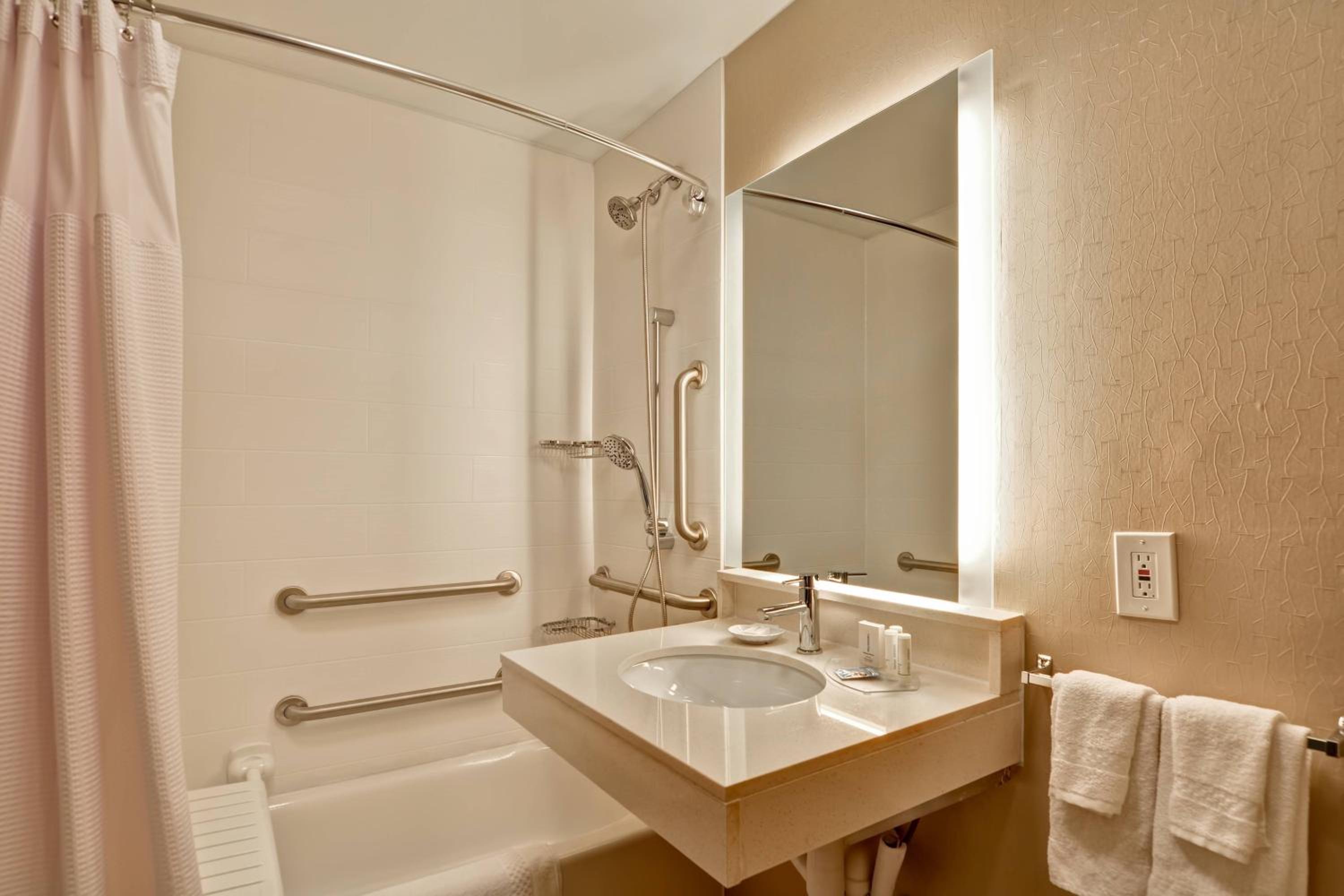 King Suite with Trundle Bed and Adapted Tub - Mobility Accessible - Photo 7