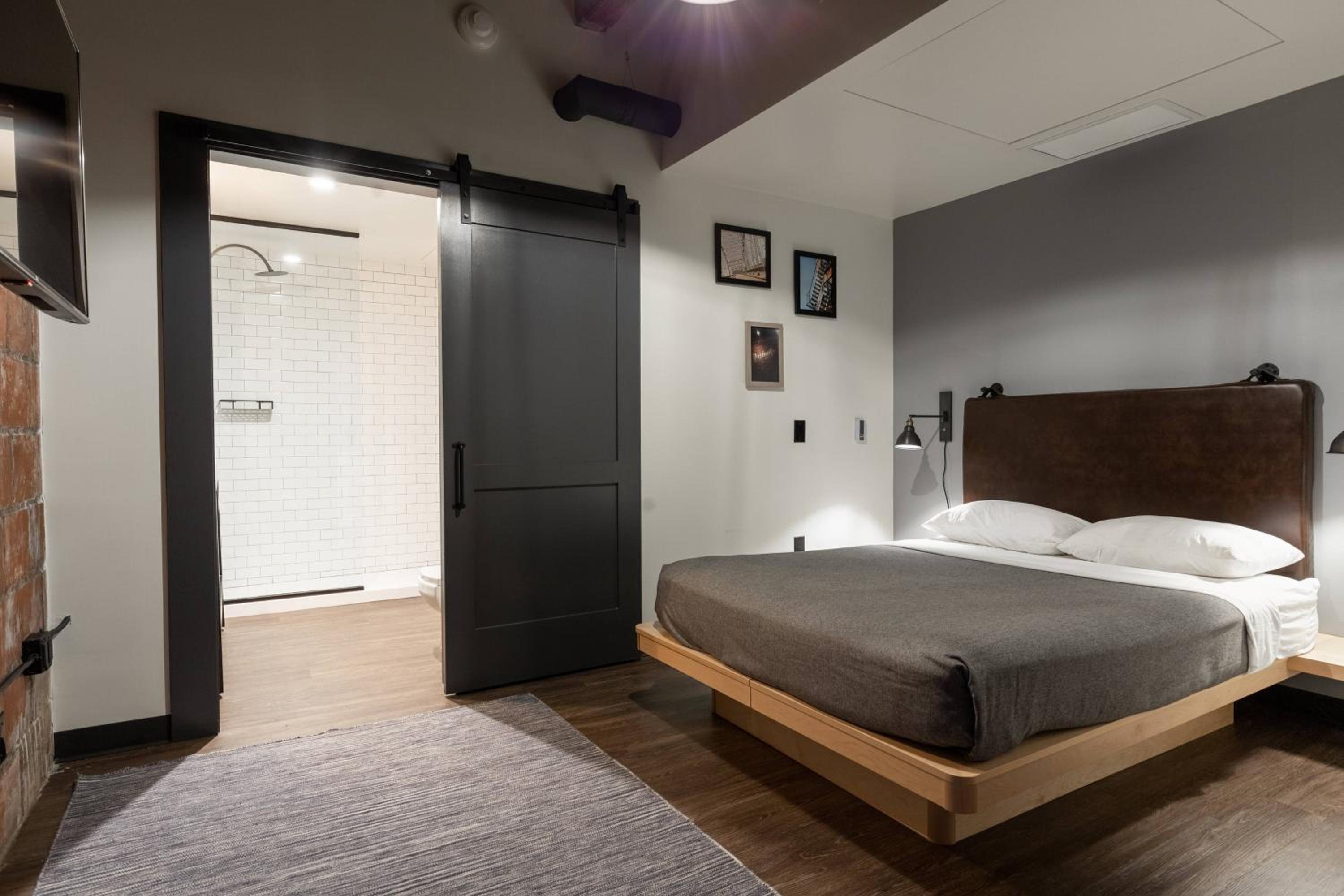 Windowless Queen Room - Hearing Accessible - Photo 2