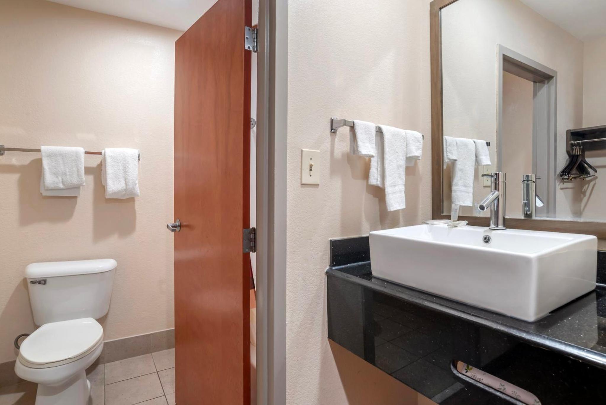 Superior King Room With Jetted Tub Smoke Free - Photo 4