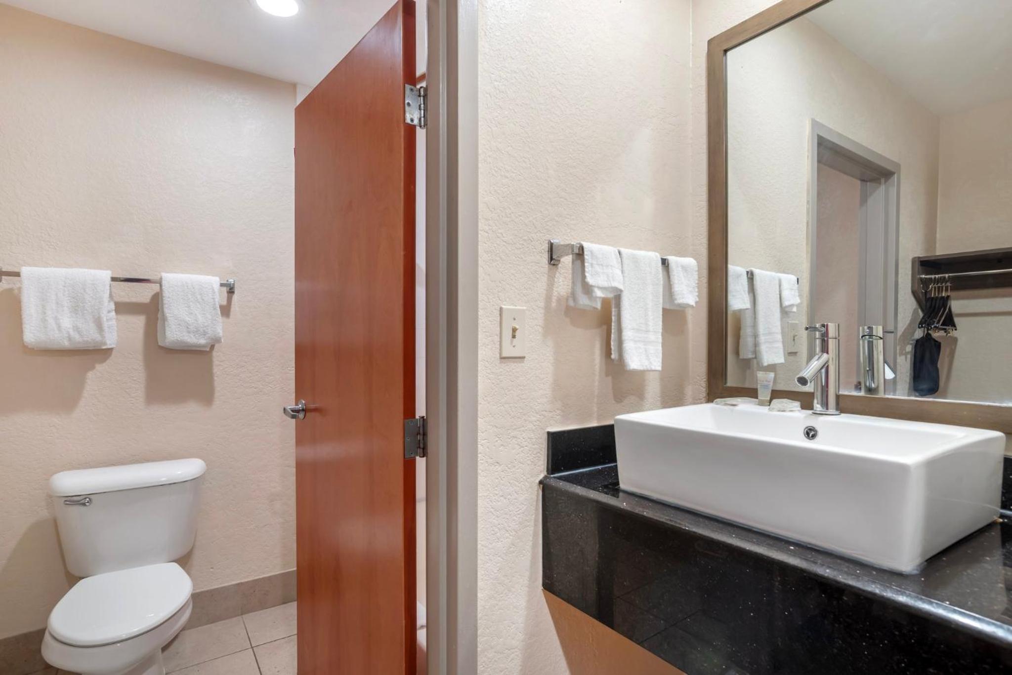 Suite Double Room with Two Double Beds Smoke Free - Photo 4