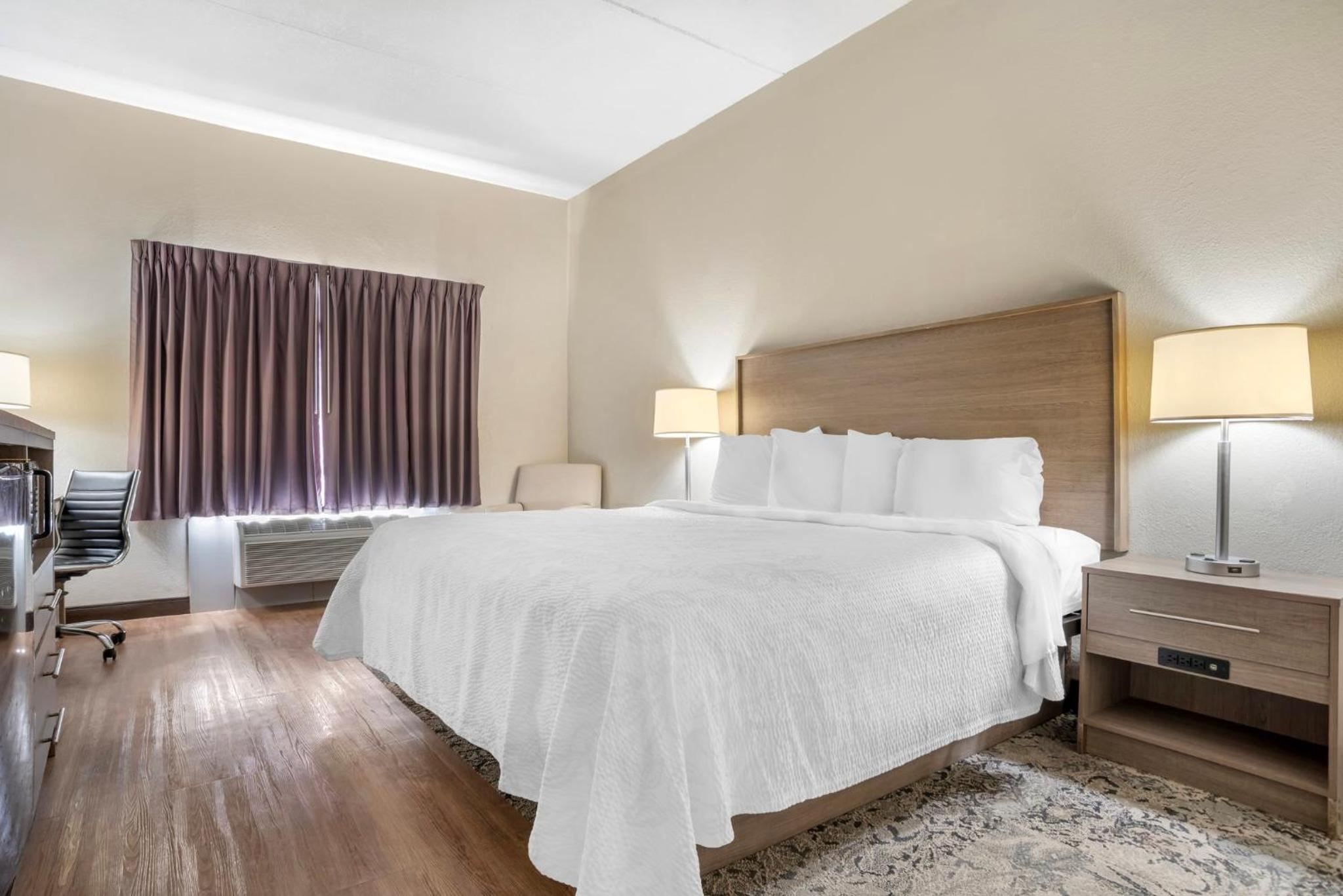 Superior King Room With Jetted Tub Smoke Free - Photo 3