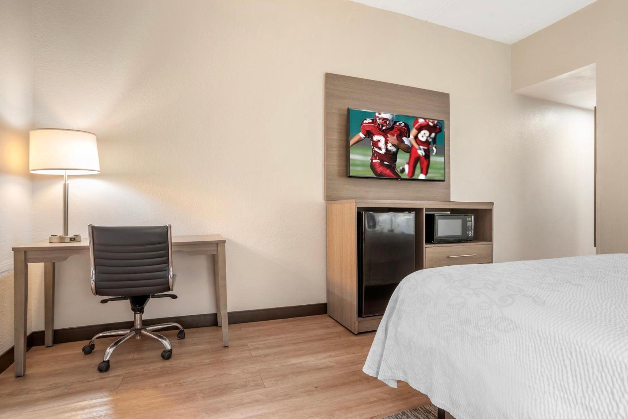 Deluxe King Room Disability Access Smoke Free - Photo 2