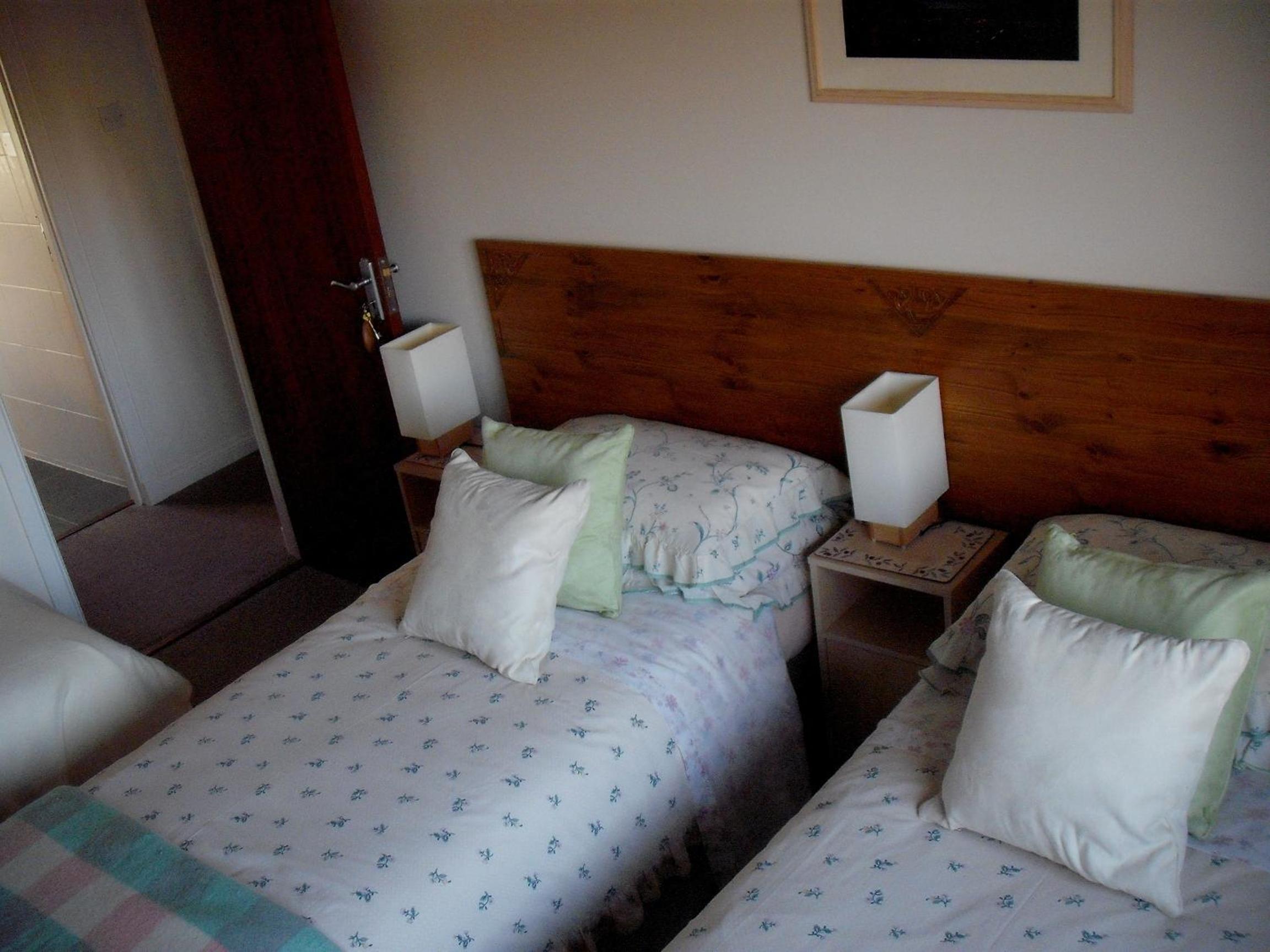 Triple, Double/Twin Room with Private External Bathroom photo 2