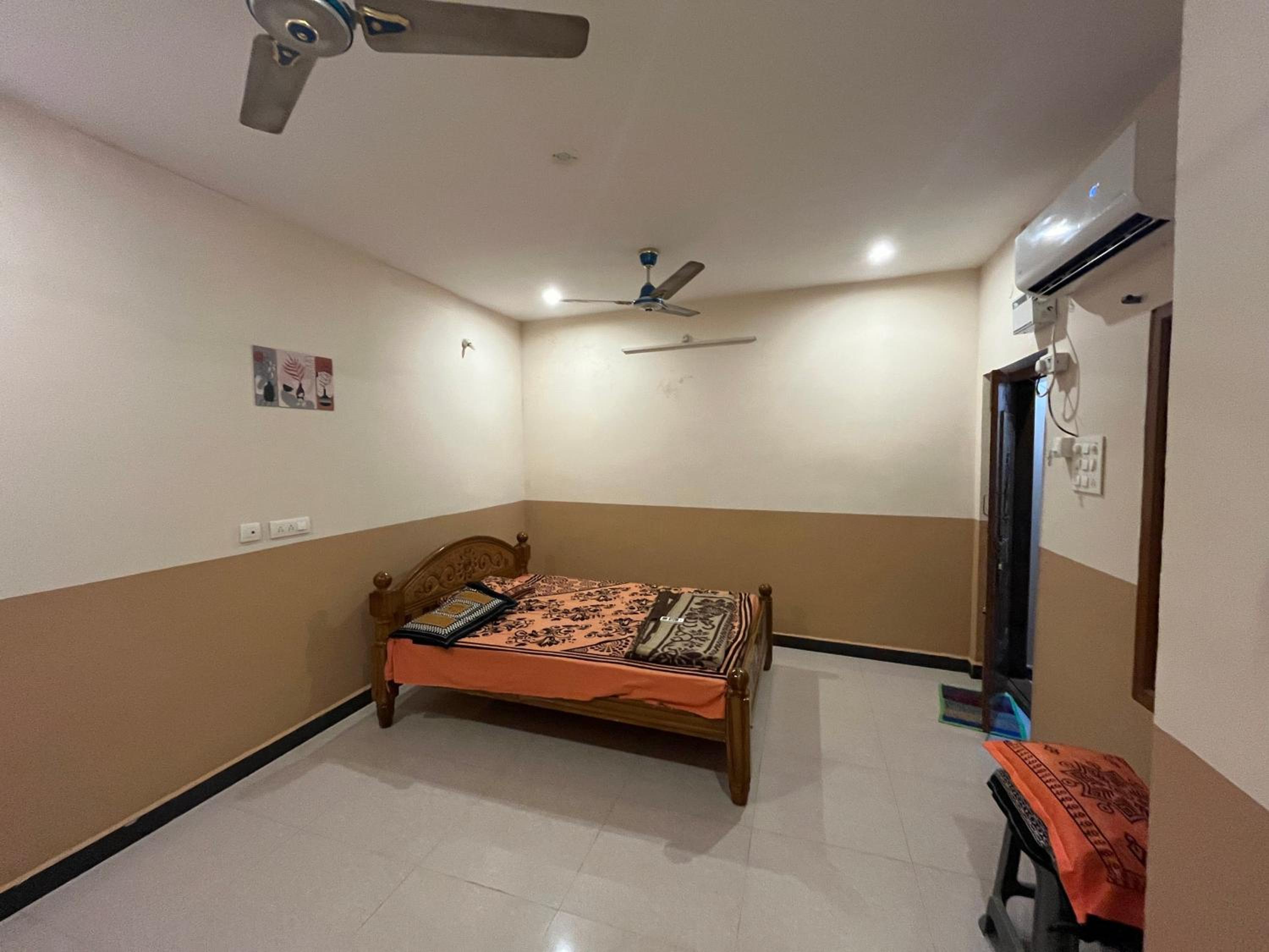 One-Bedroom Apartment photo 1
