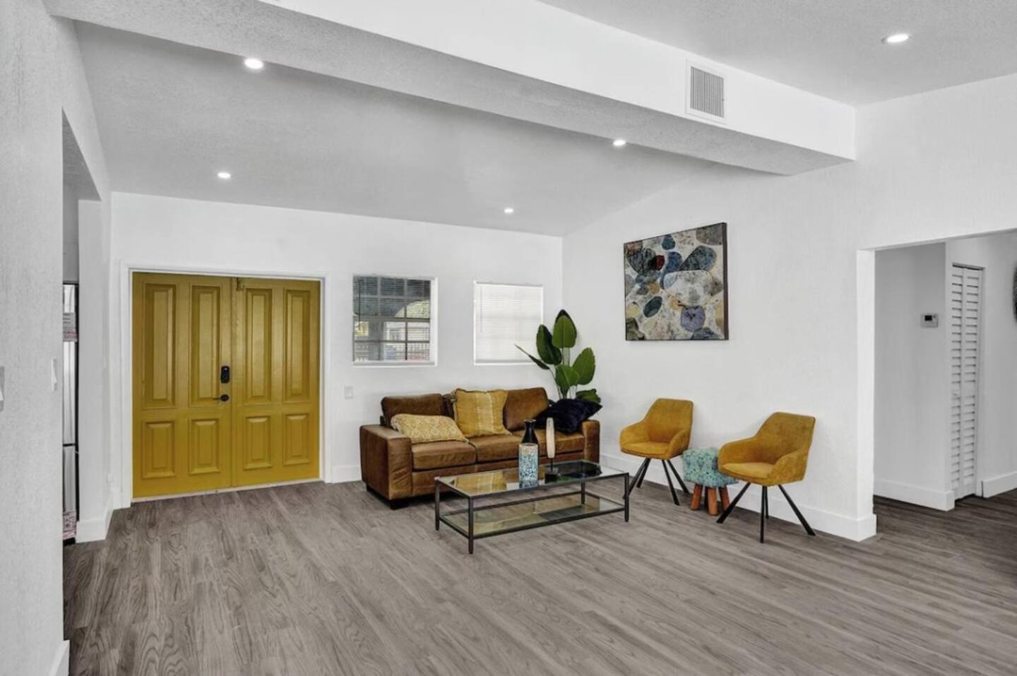 Five-Bedroom House photo 1