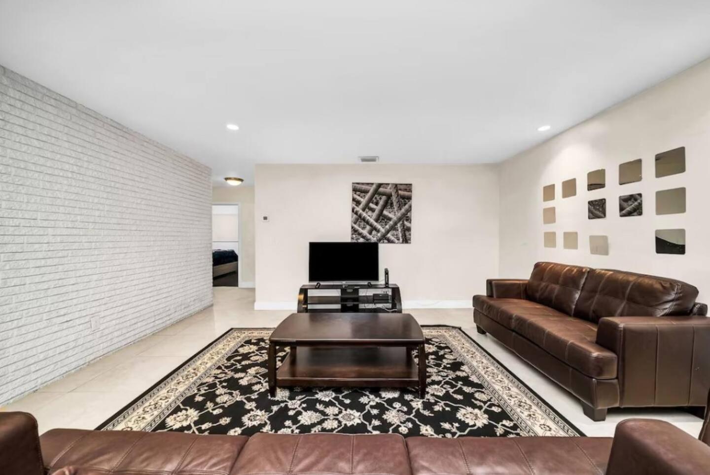 Five-Bedroom House photo 1