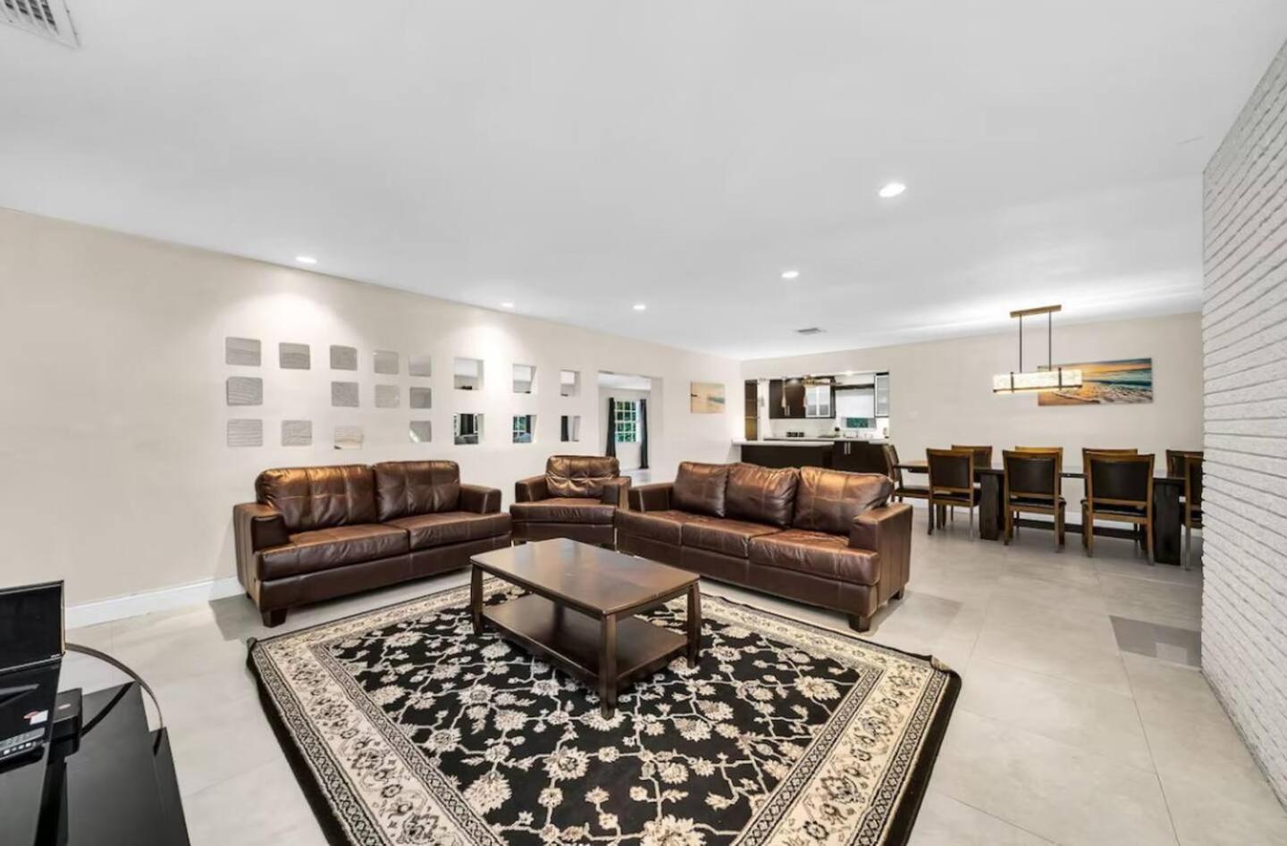 Five-Bedroom House photo 3
