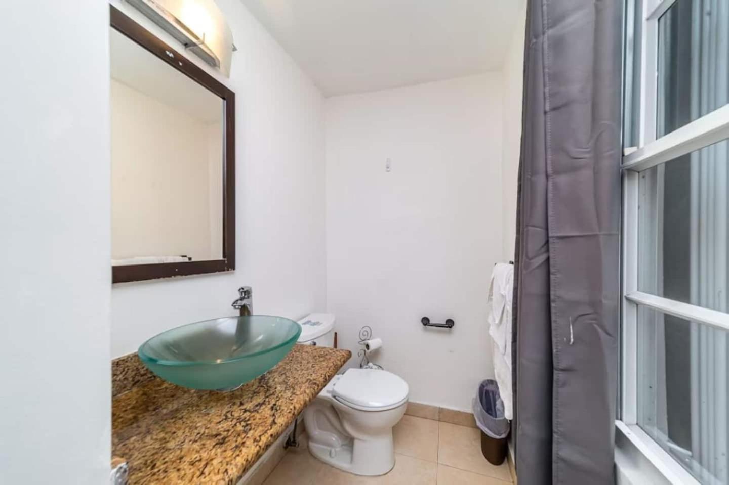 Five-Bedroom House photo 2
