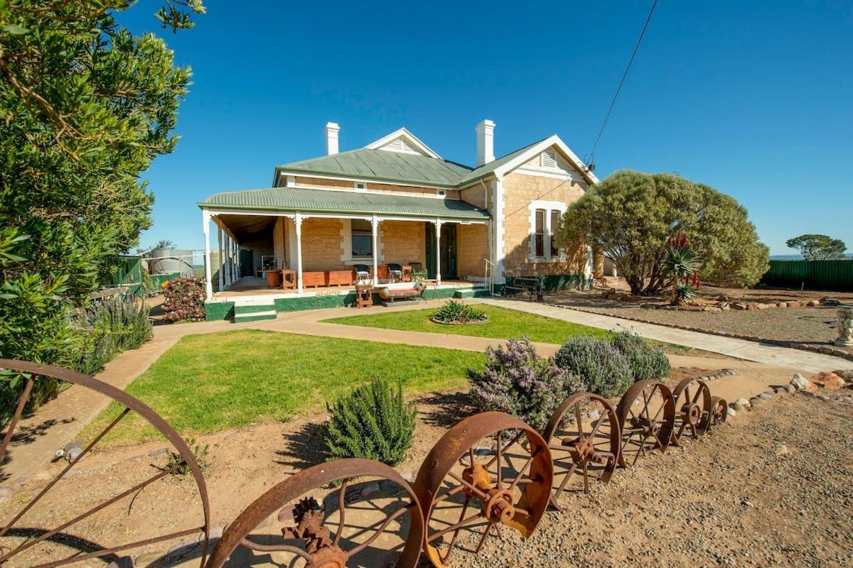 Six-Bedroom House photo 3