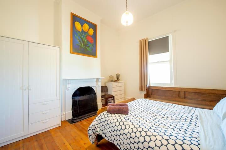 Six-Bedroom House photo 1