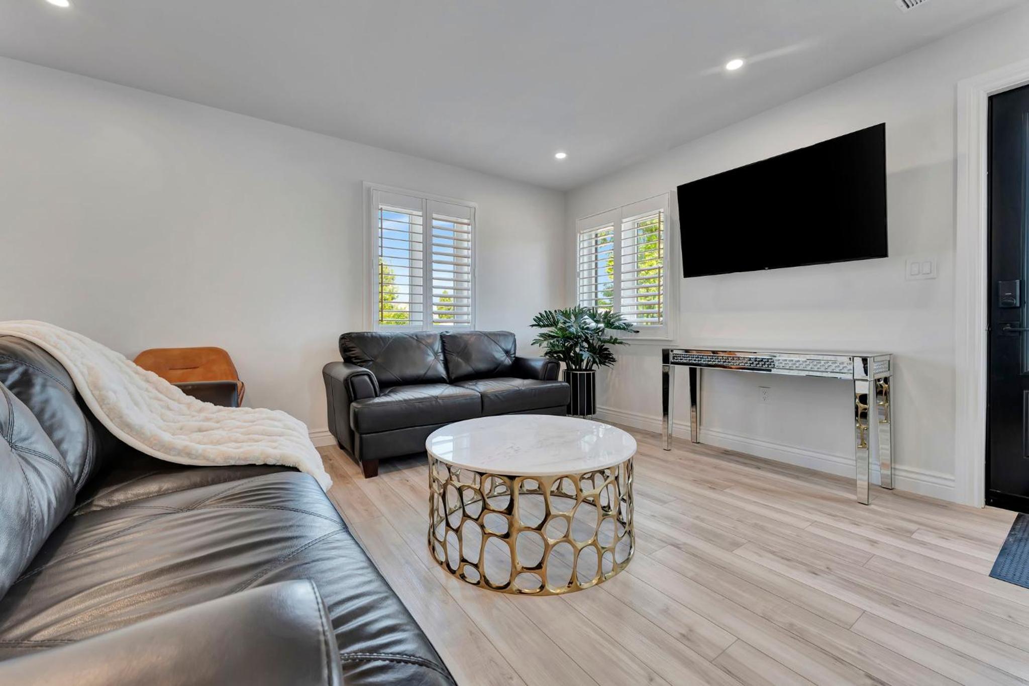 Three-Bedroom Apartment photo 1