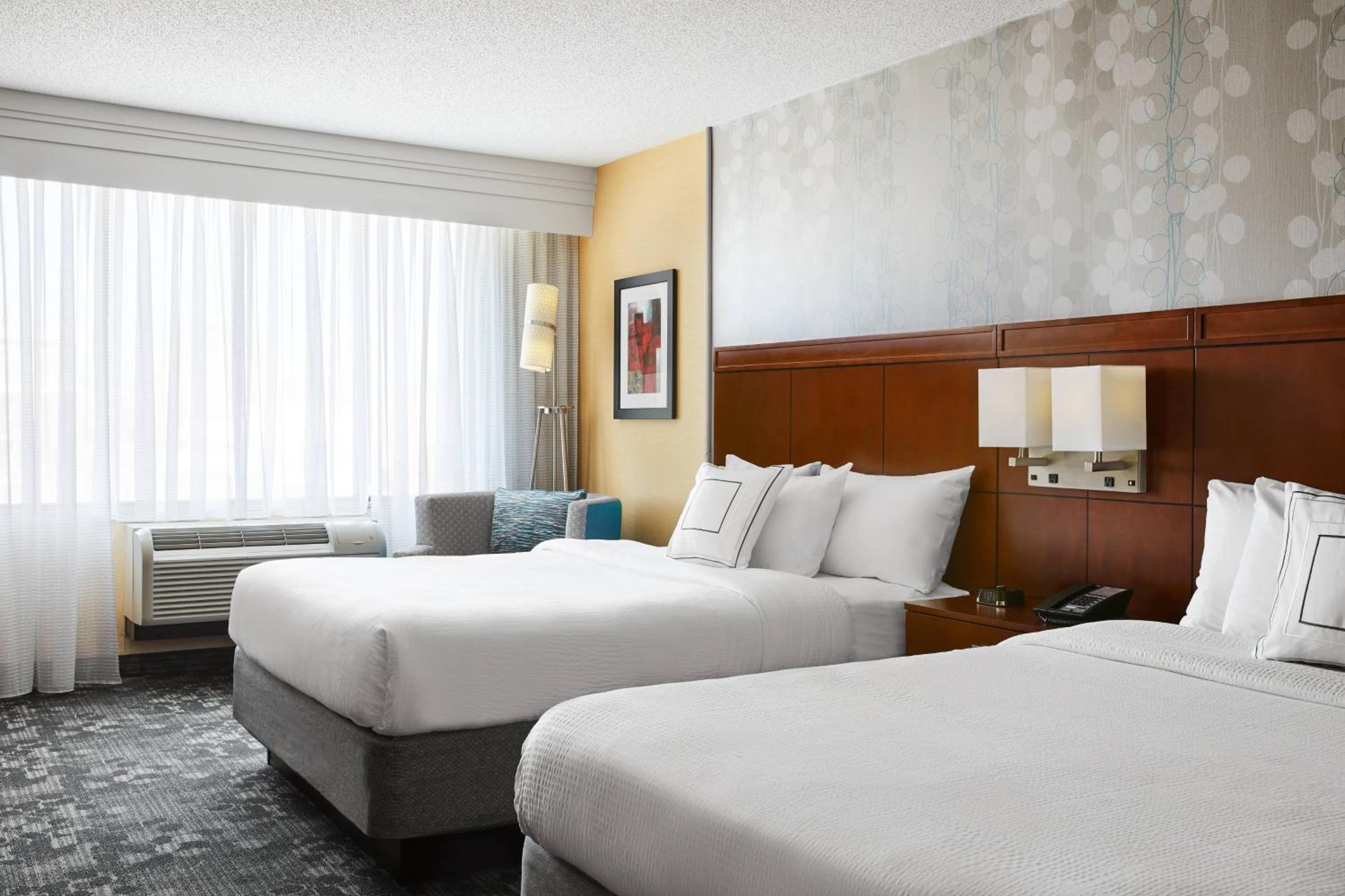 Queen Room with Two Queen Beds photo 2