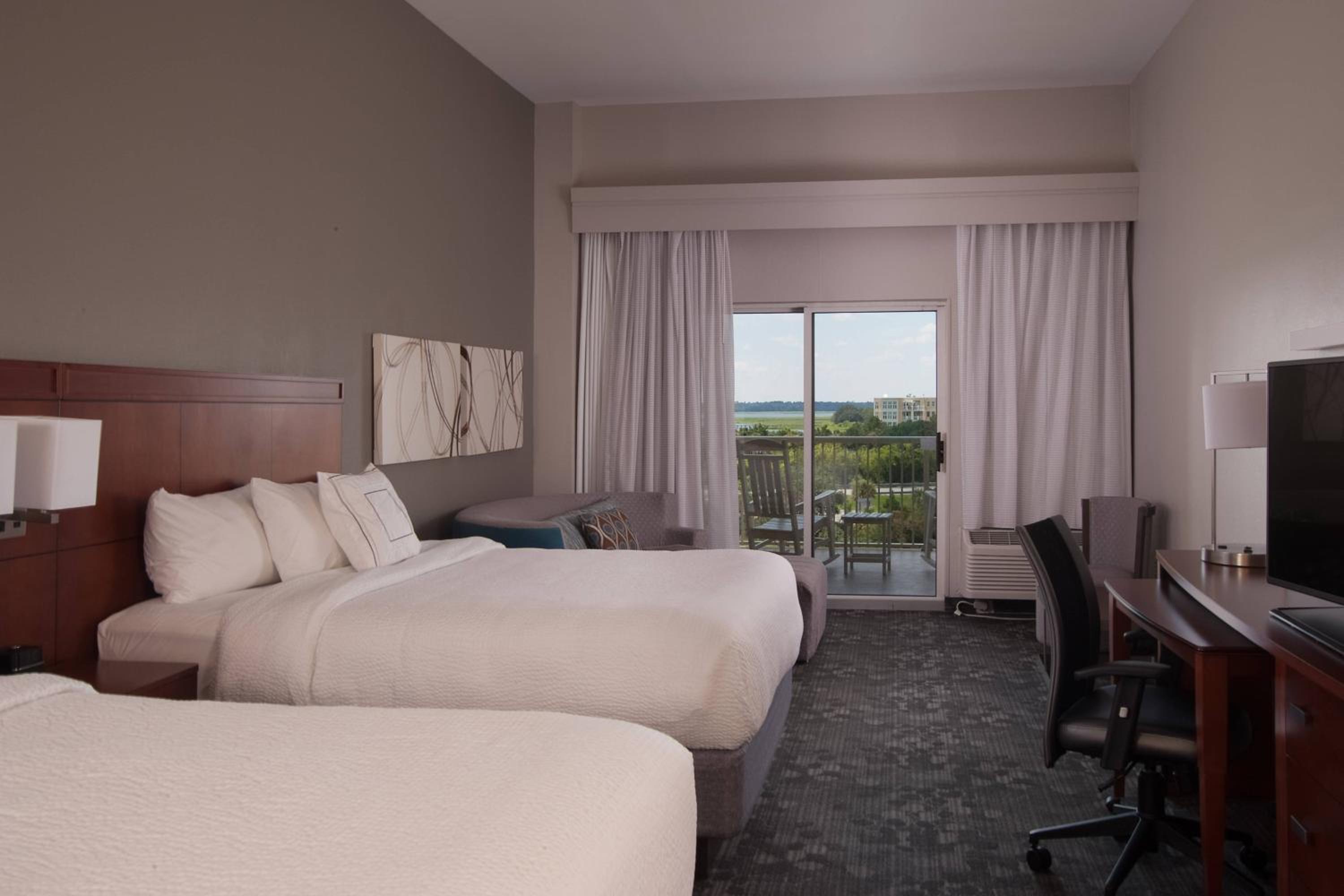 Larger Guest room, 2 Queen, Sofabed, Partial water view