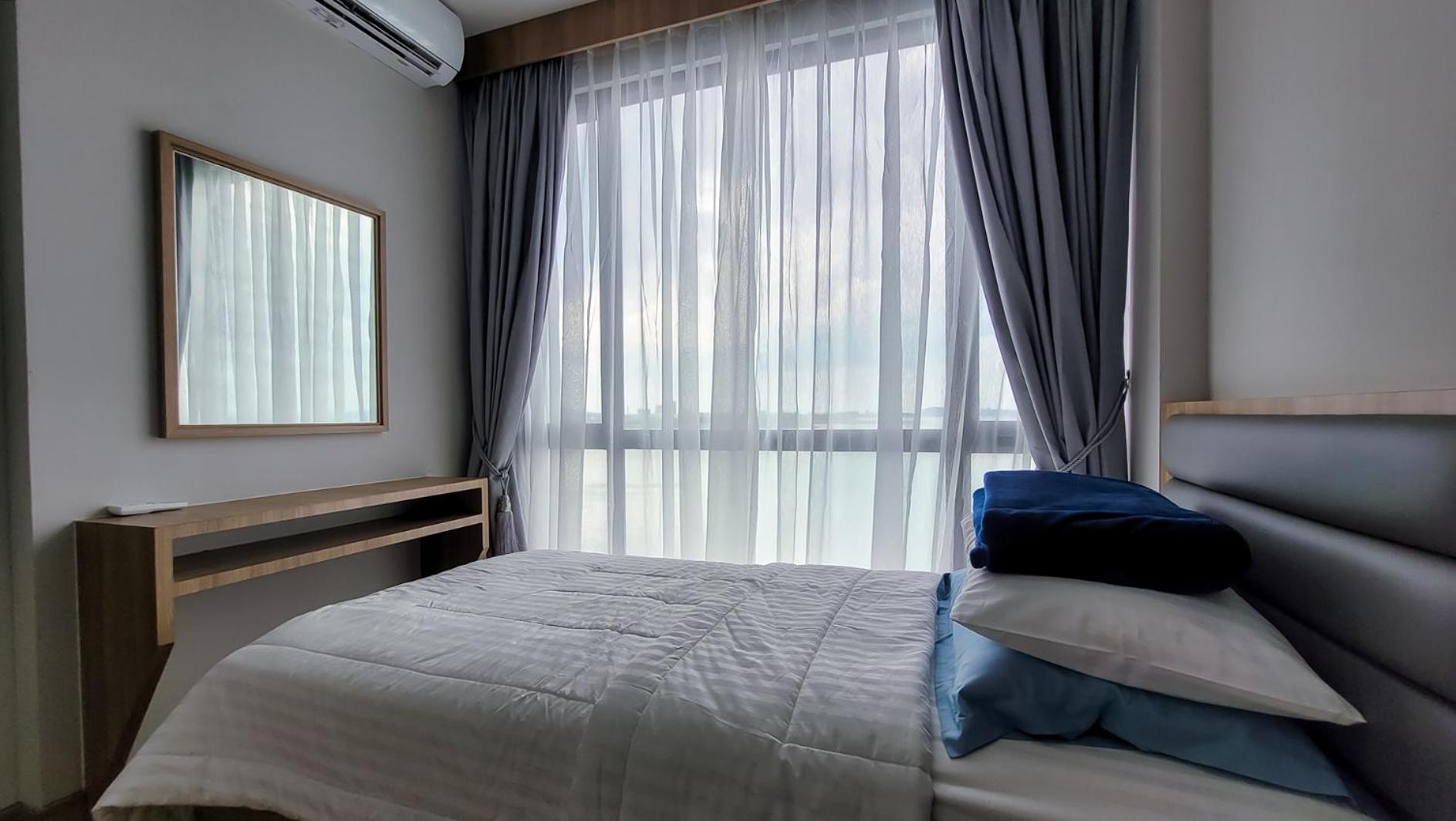 Three-Bedroom Apartment with Sea View - Photo 7