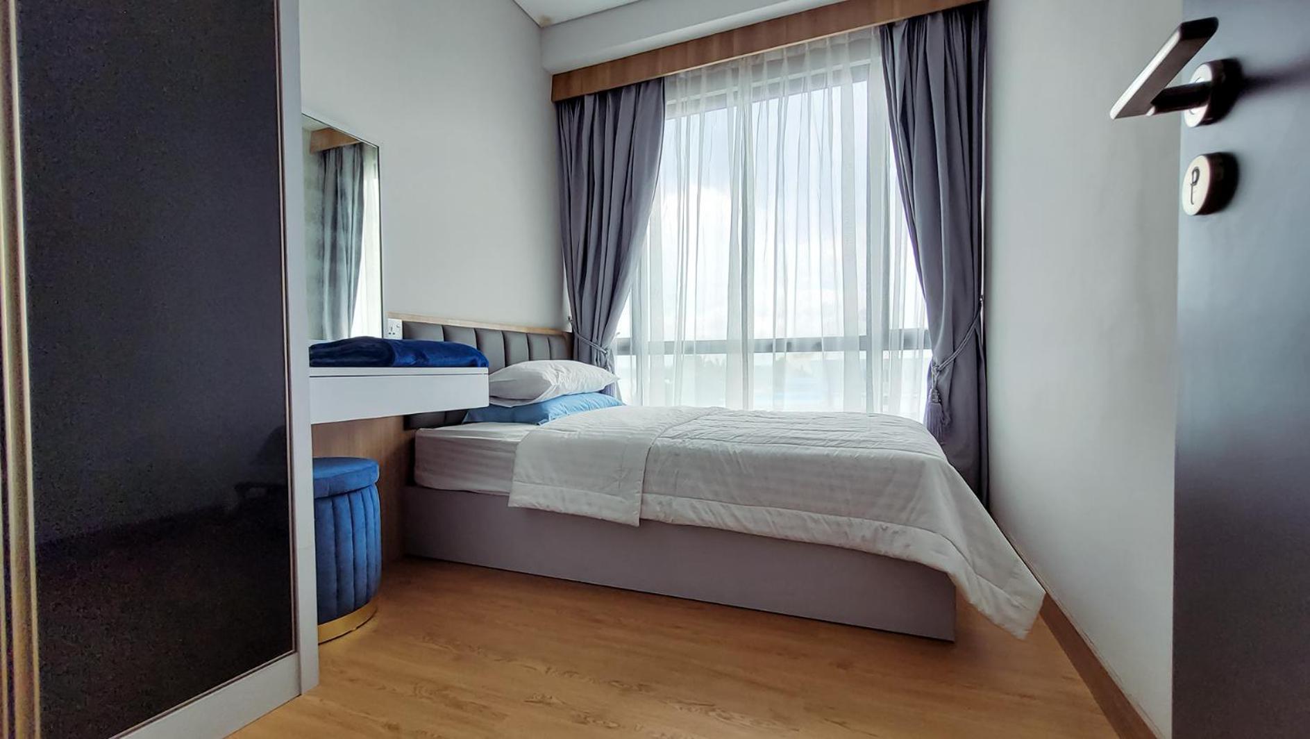 Three-Bedroom Apartment with Sea View - Photo 9